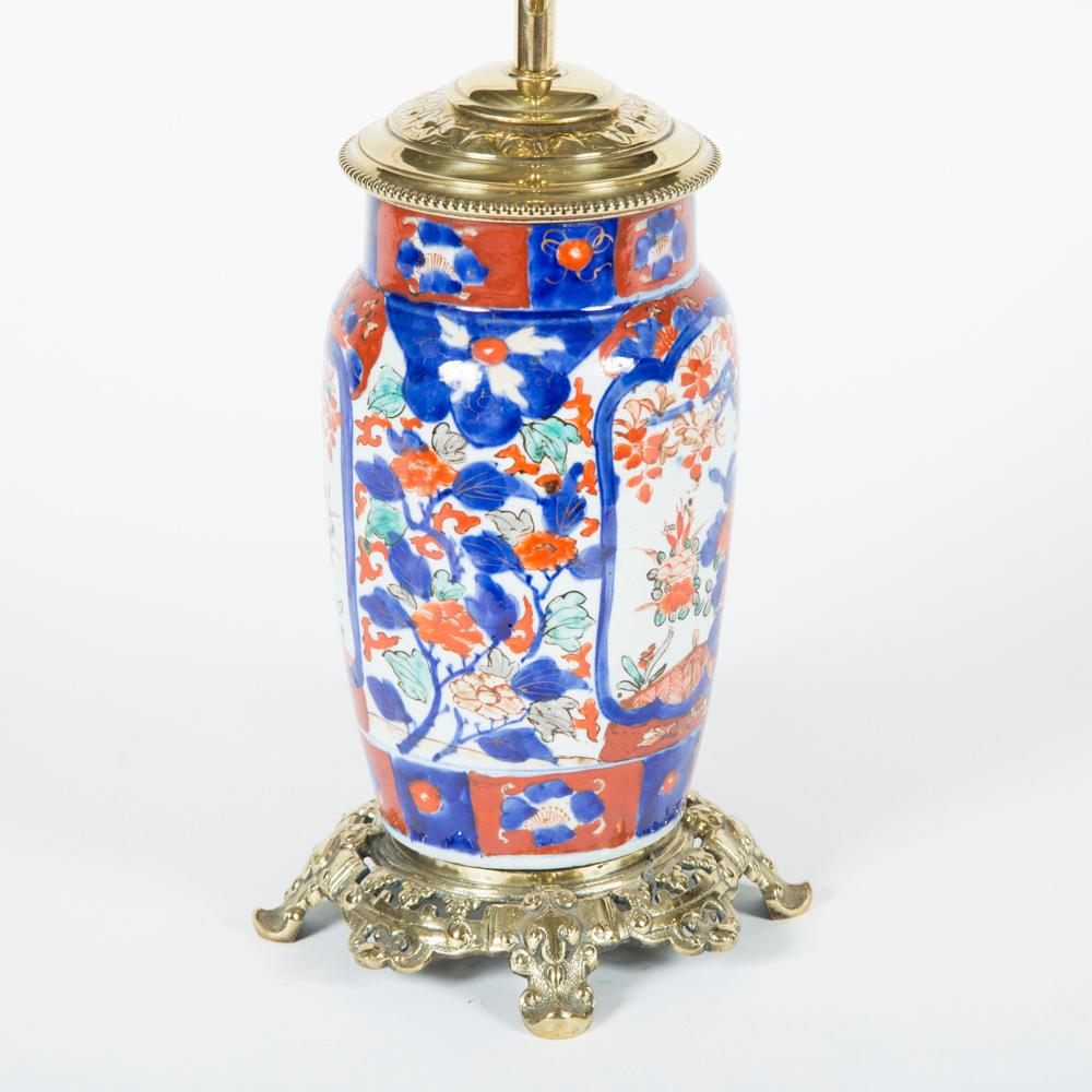 Asiatique Vases en porcelaine de style Imari transformés en lampes de bureau en vente