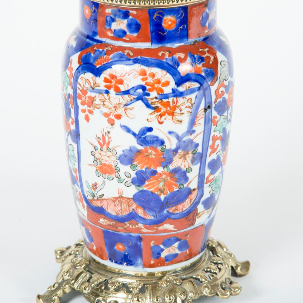 20ième siècle Vases en porcelaine de style Imari transformés en lampes de bureau en vente