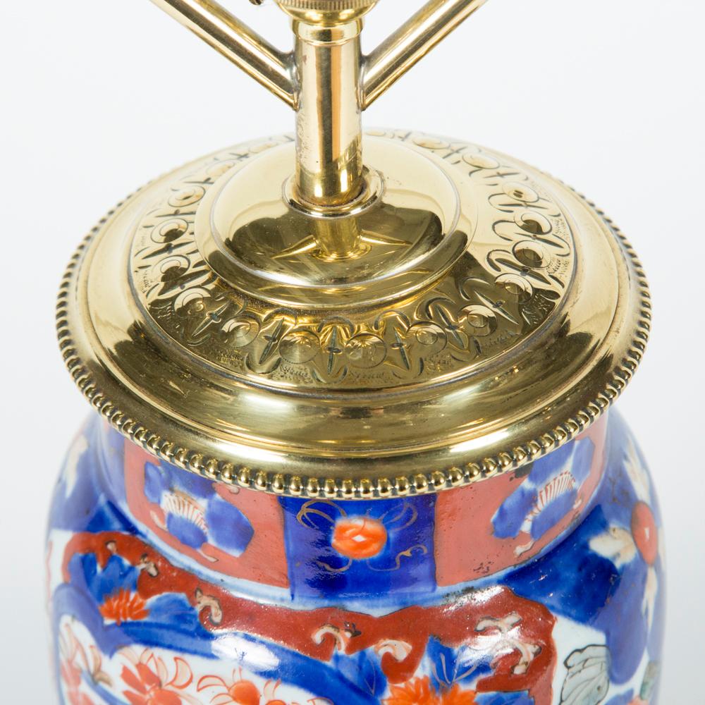 Vases en porcelaine de style Imari transformés en lampes de bureau en vente 2