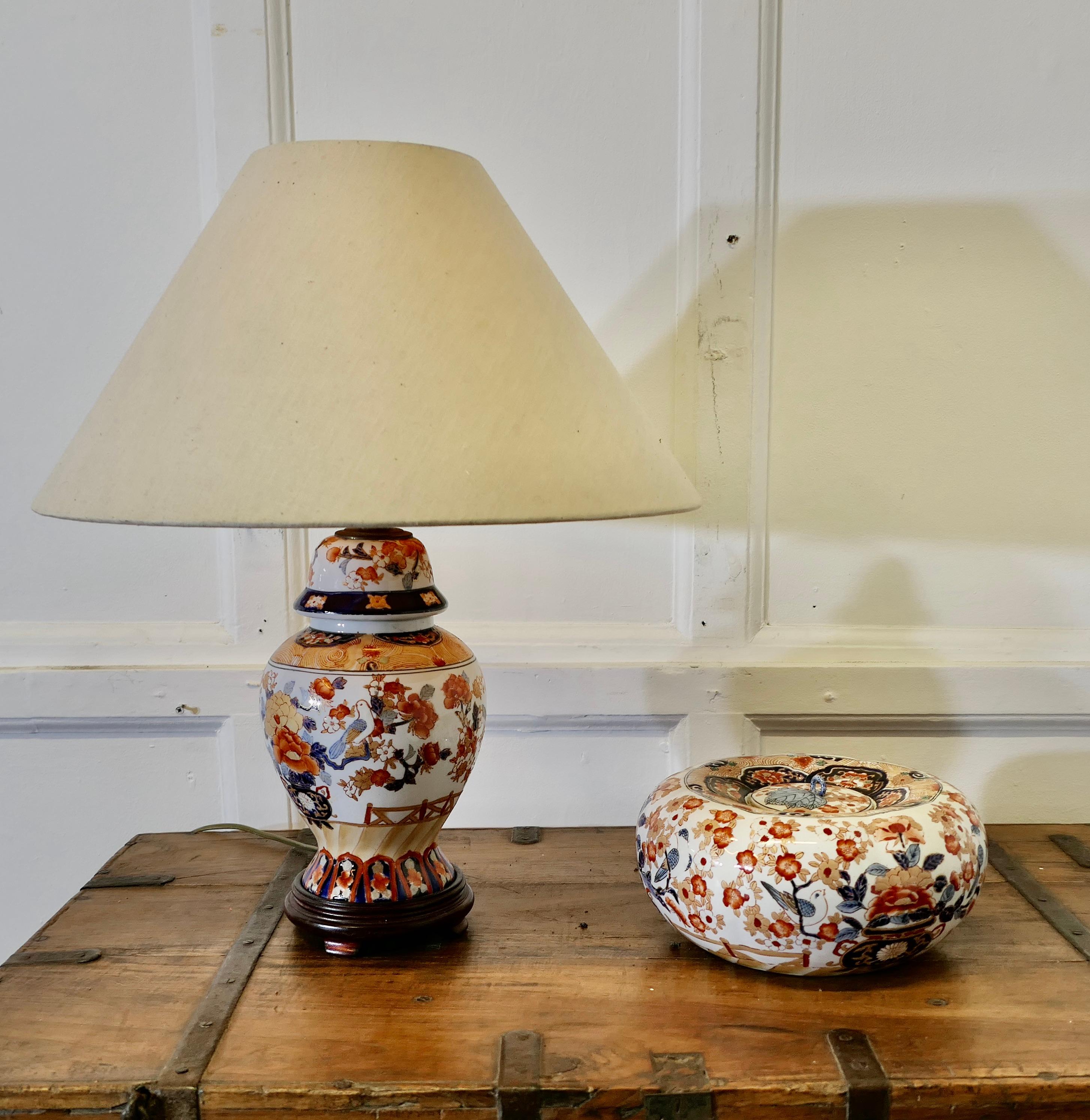 Lampe et bol Imari avec couvercle 

Un ensemble Vintage, un vase en forme de pot de gingembre et un bol couvert.
La lampe est en bon état, fonctionne et est livrée avec son propre abat-jour, le bol de 10