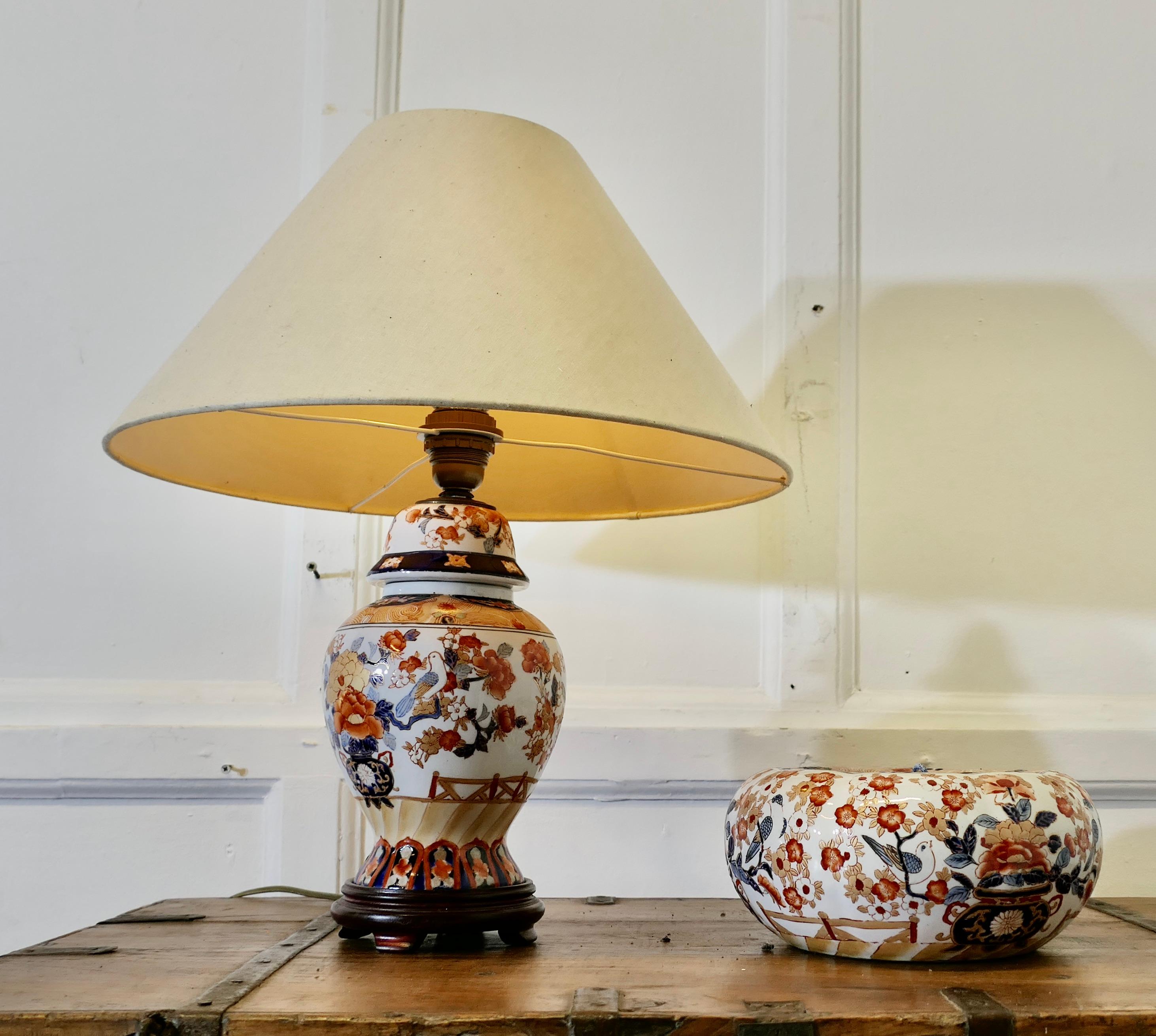 Japonisme Lampe et bol Imari avec couvercle   Un ensemble Lovely Vintage, un vase en forme de pot de gingembre en vente
