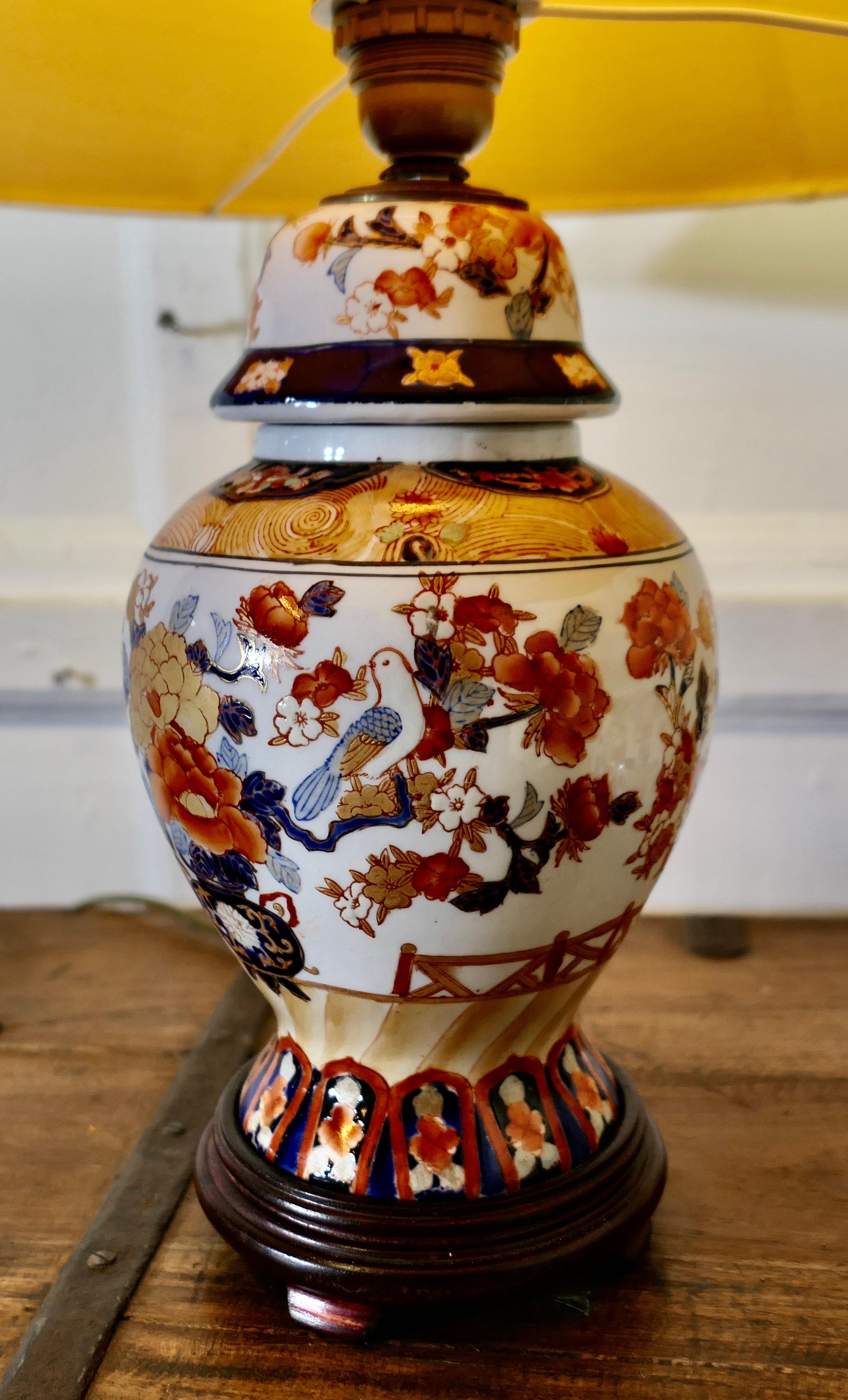 Milieu du XXe siècle Lampe et bol Imari avec couvercle   Un ensemble Lovely Vintage, un vase en forme de pot de gingembre en vente