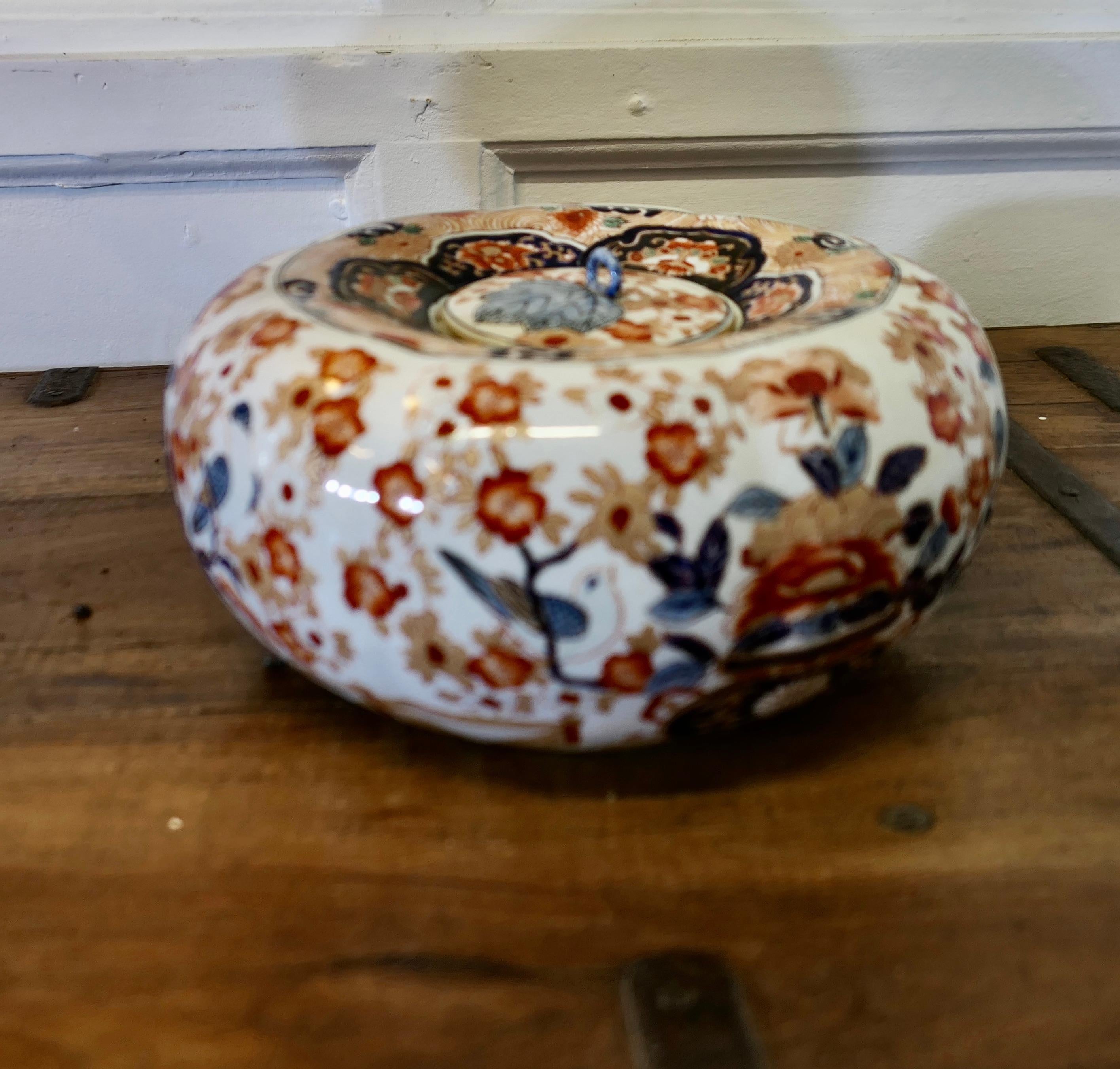 Céramique Lampe et bol Imari avec couvercle   Un ensemble Lovely Vintage, un vase en forme de pot de gingembre en vente