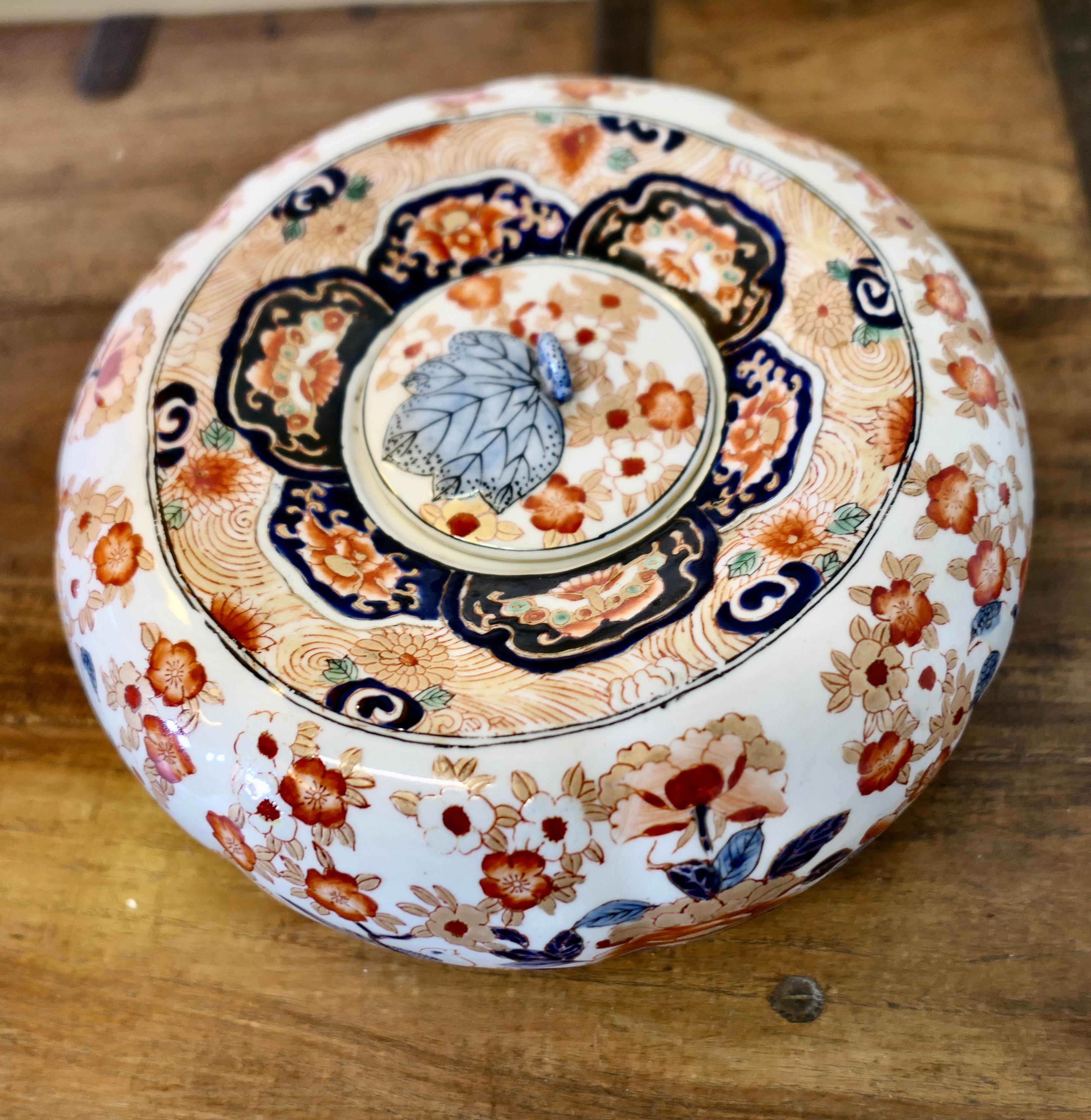 Lampe et bol Imari avec couvercle   Un ensemble Lovely Vintage, un vase en forme de pot de gingembre en vente 1