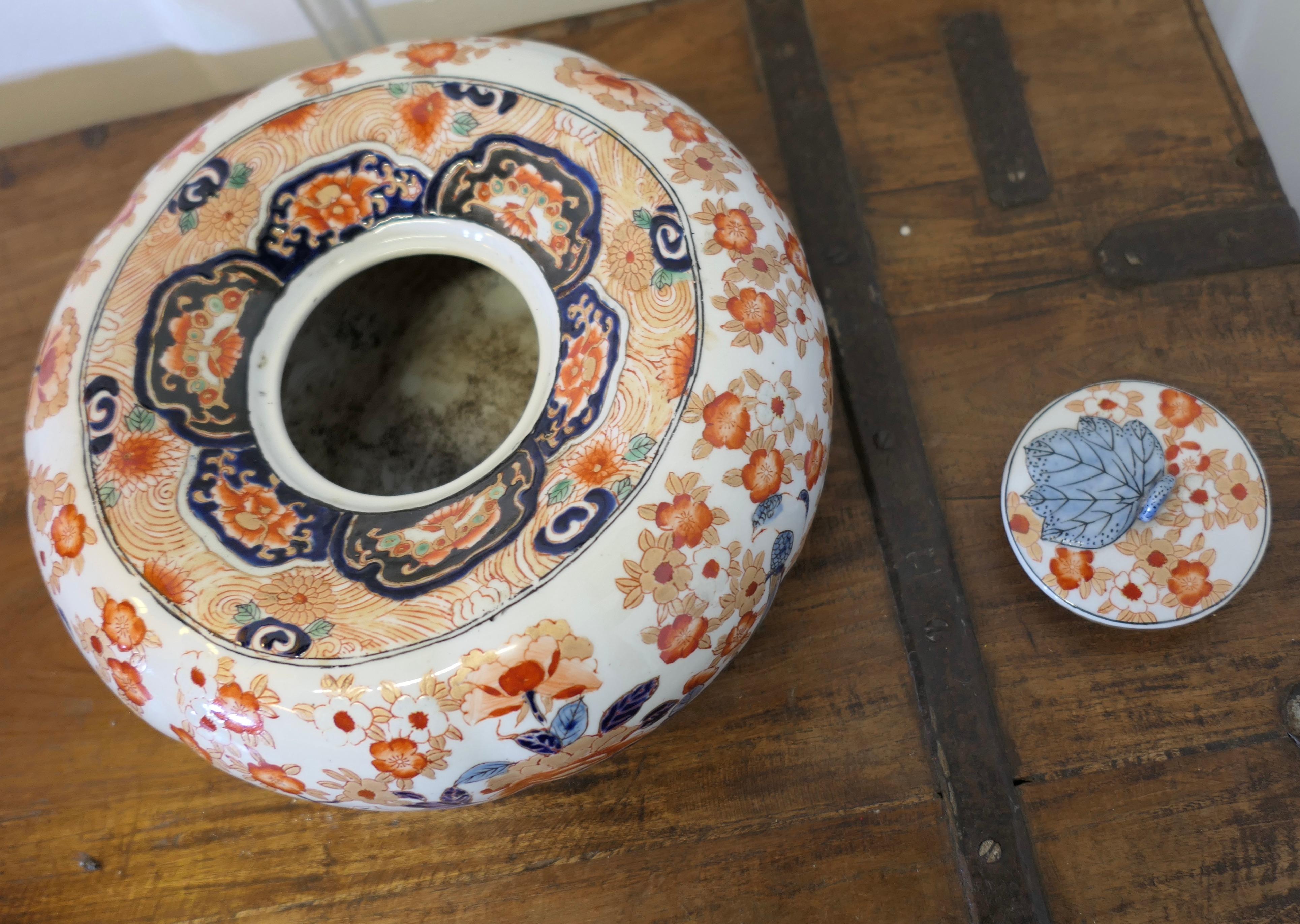 Lampe et bol Imari avec couvercle   Un ensemble Lovely Vintage, un vase en forme de pot de gingembre en vente 2