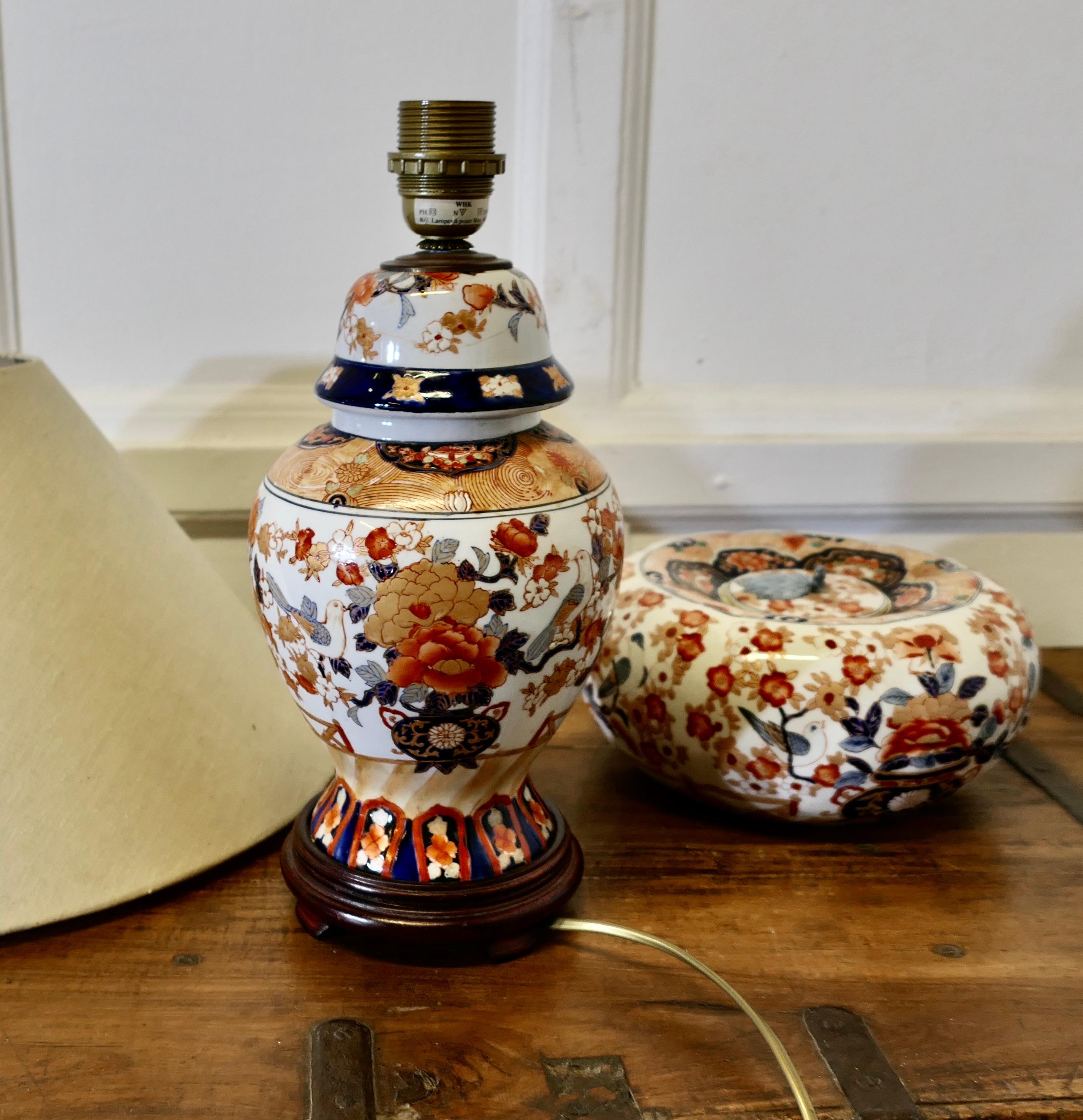 Lampe et bol Imari avec couvercle   Un ensemble Lovely Vintage, un vase en forme de pot de gingembre en vente 3