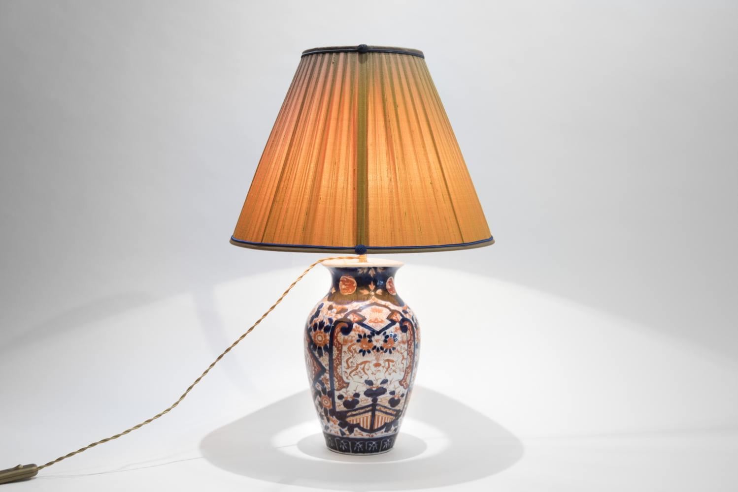 This colorful imari vase has been mounted as a lamp and a handmade lampshade has been put on it.
This lamp emits a soft light that will delicately illuminate your interior.

 