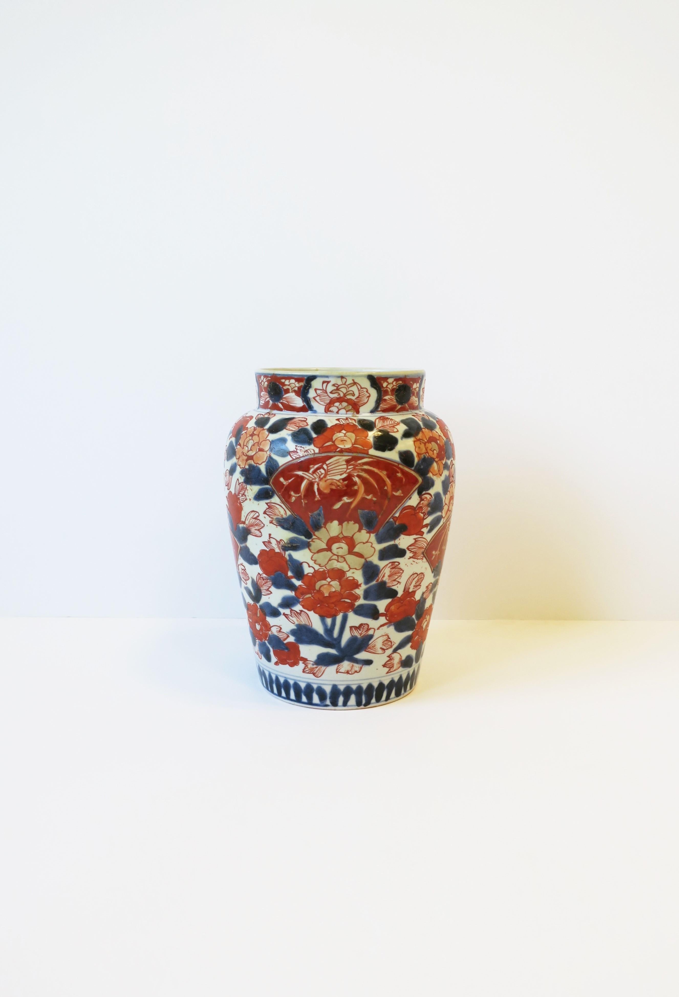 A beautiful Imari white porcelain Chinese Japanese vase with a beautiful hand painted blue and red flower design, circa 18th century or earlier. Dimensions: 5.5