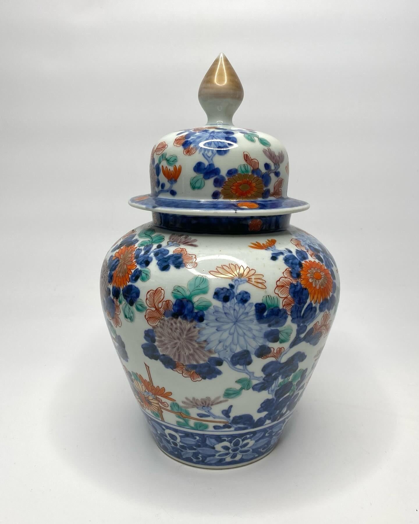 Imati porcelain jar & cover, Japan, c. 1890, Meiji Period. For Sale 3