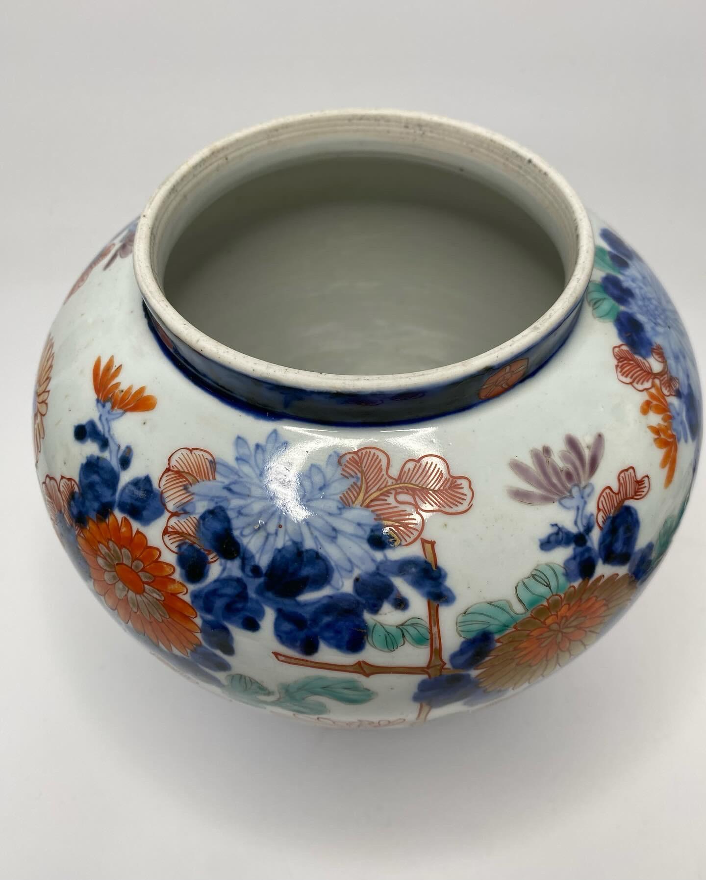 Imati porcelain jar & cover, Japan, c. 1890, Meiji Period. For Sale 1