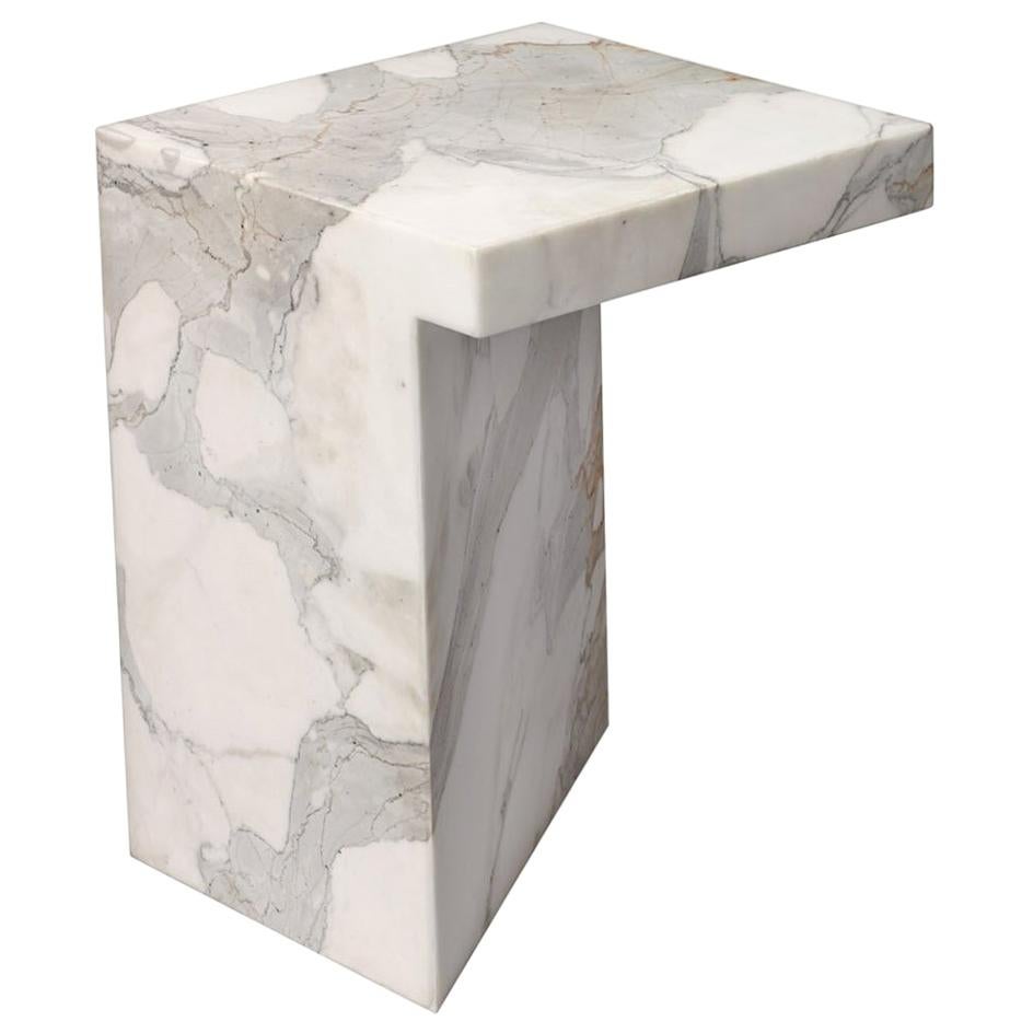 Les tables d'appoint en marbre Imbalance sont issues de la collection Architectural Landscape, l'occasion pour la Galerie Negropontes de revenir à l'essence même de la formation artistique du designer Hervé Langlais. Langlais rend hommage à deux