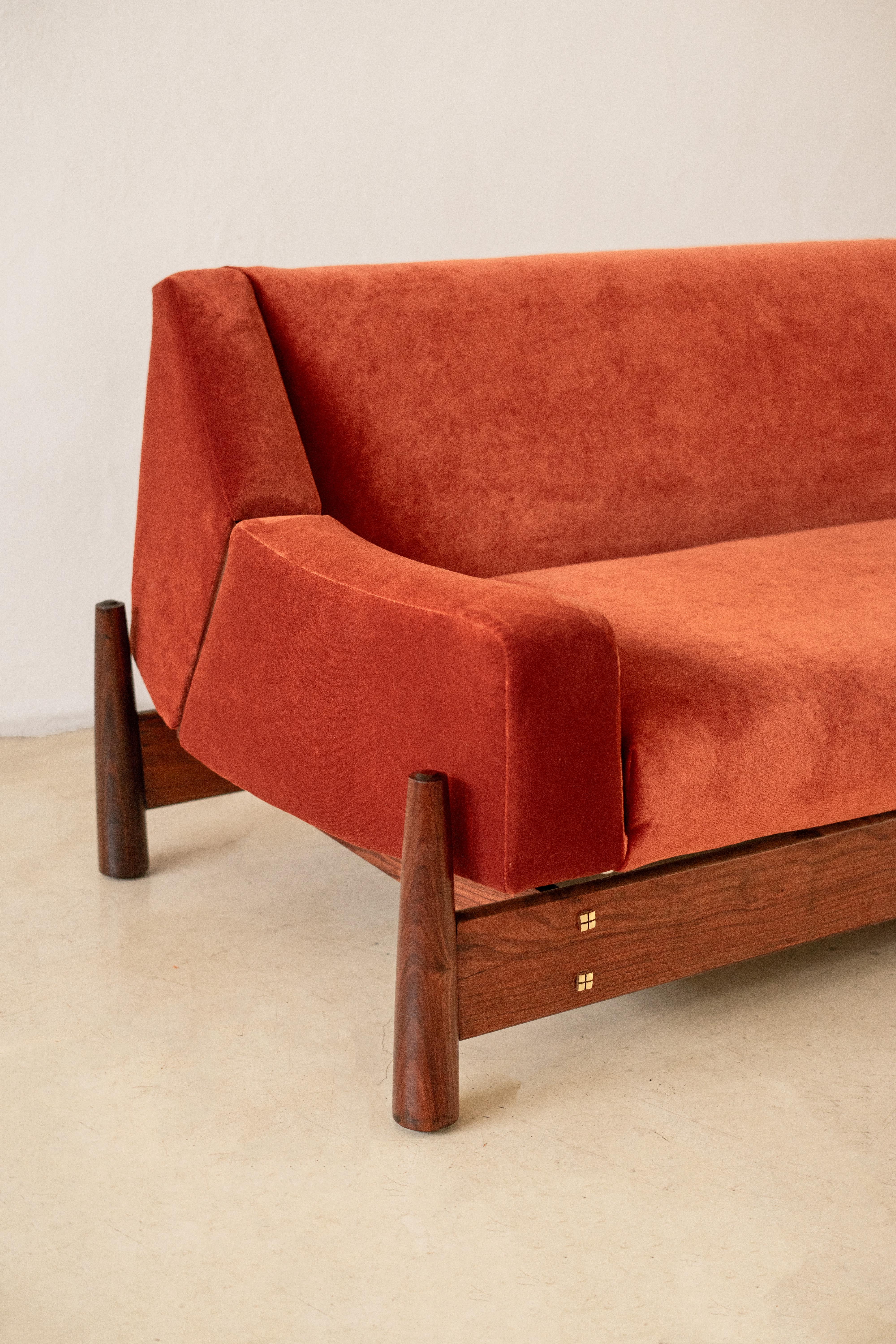Brésilien Canapé en bois Imbuia, Design/One brésilien par Móveis Cimo, Mid-Century Modern, 1960s en vente