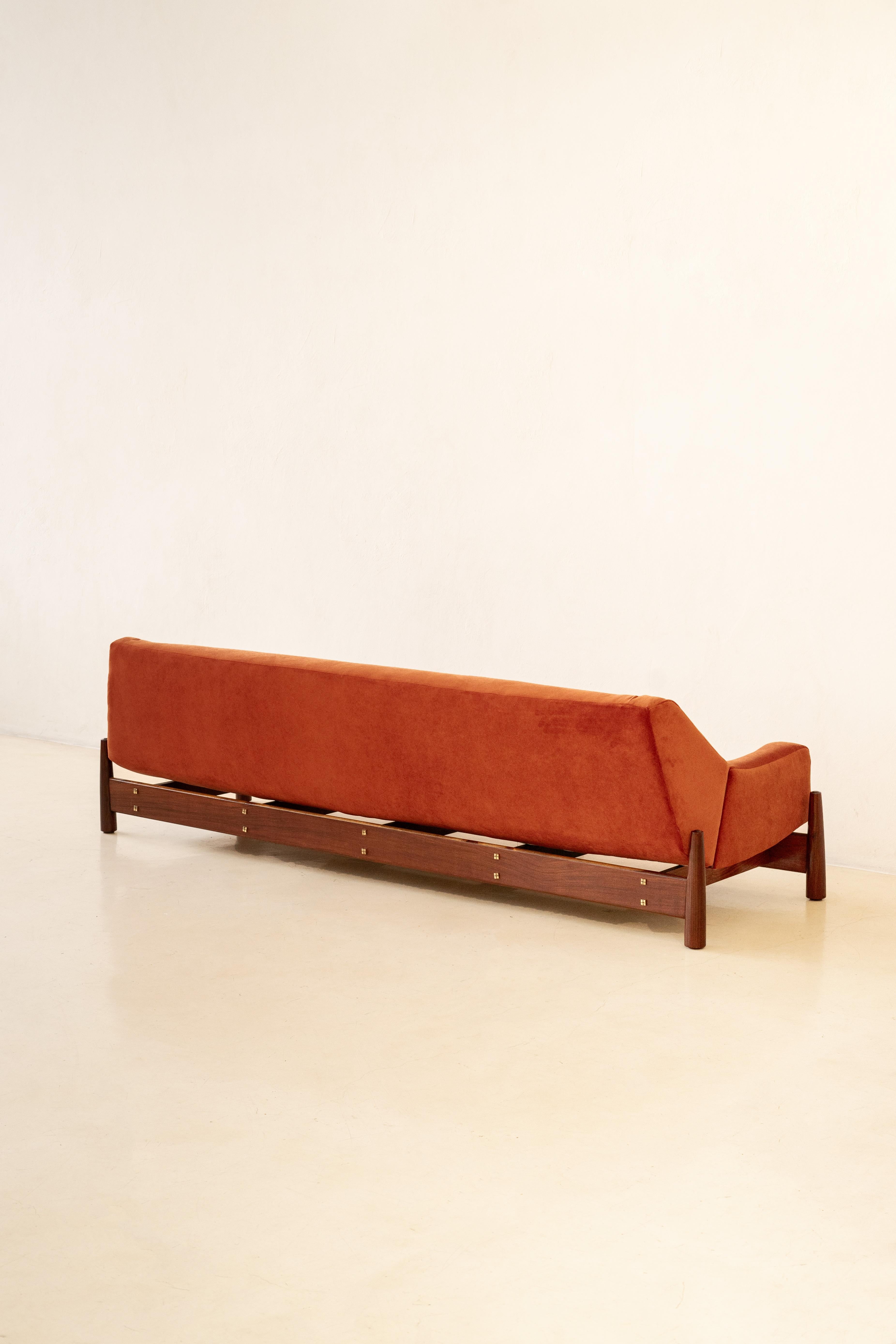 Canapé en bois Imbuia, Design/One brésilien par Móveis Cimo, Mid-Century Modern, 1960s Bon état - En vente à New York, NY