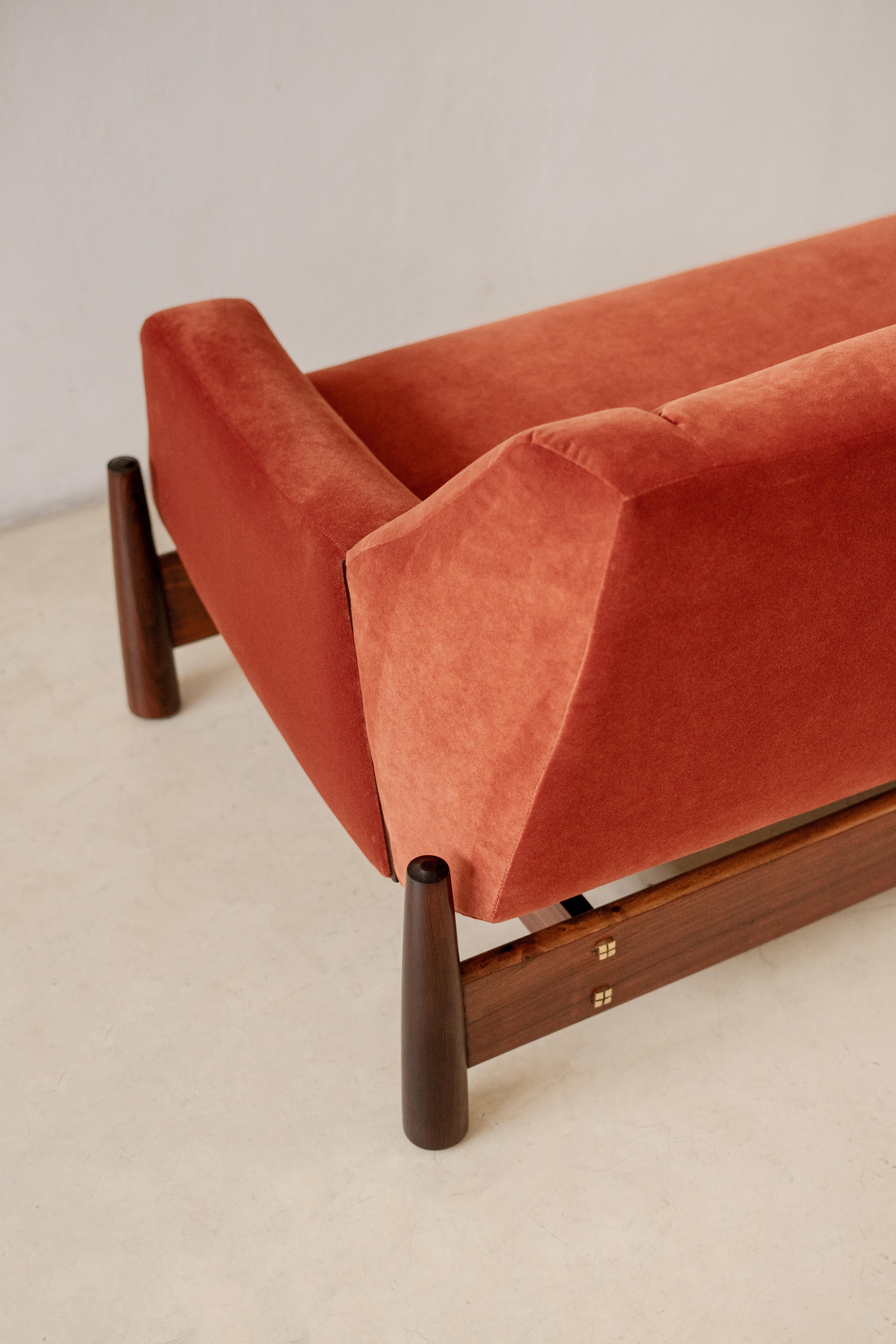Canapé en bois Imbuia, Design/One brésilien par Móveis Cimo, Mid-Century Modern, 1960s en vente 2