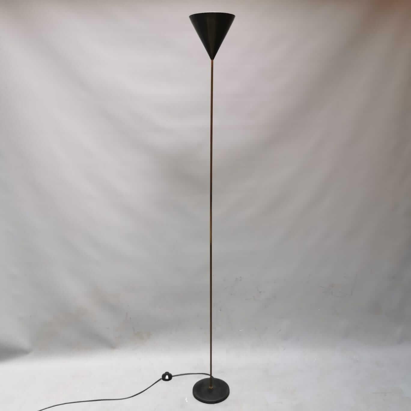 Imbuto floor lamp designed in 1953 by Luigi Caccia Dominioni for Azucena. The name of this lamp also very clearly explains the inspiration from which the shape originates: a funnel. However, in this object of the funnel only the name remains. The