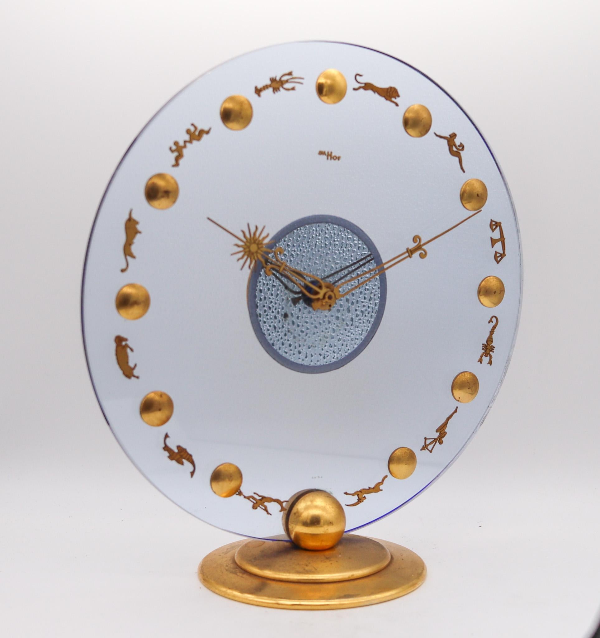 Horloge de bureau moderniste suisse de 8 jours Imhof en bronze doré et verre, style zodiaque, 1950 Bon état - En vente à Miami, FL