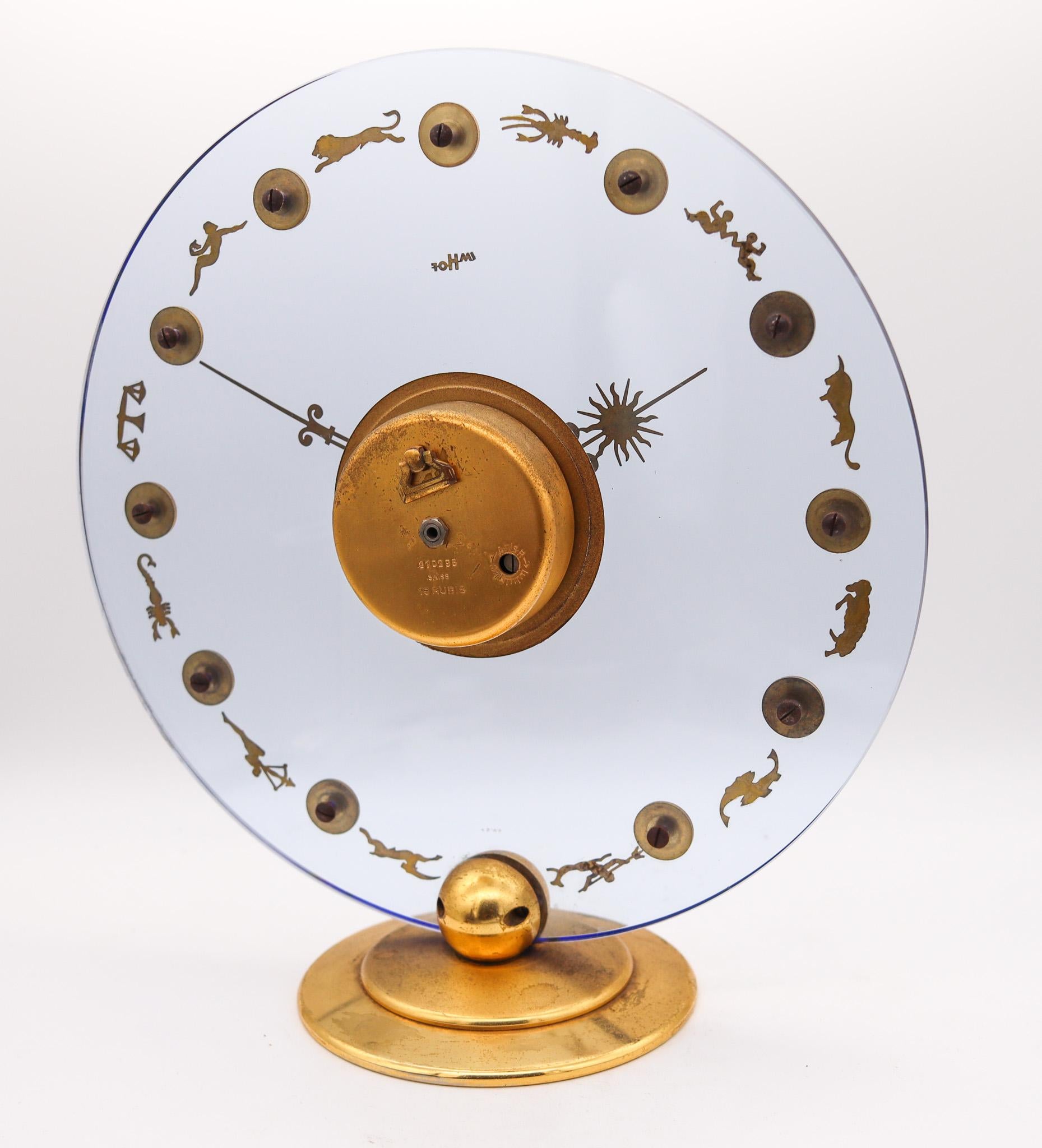 Bronze Horloge de bureau moderniste suisse de 8 jours Imhof en bronze doré et verre, style zodiaque, 1950 en vente