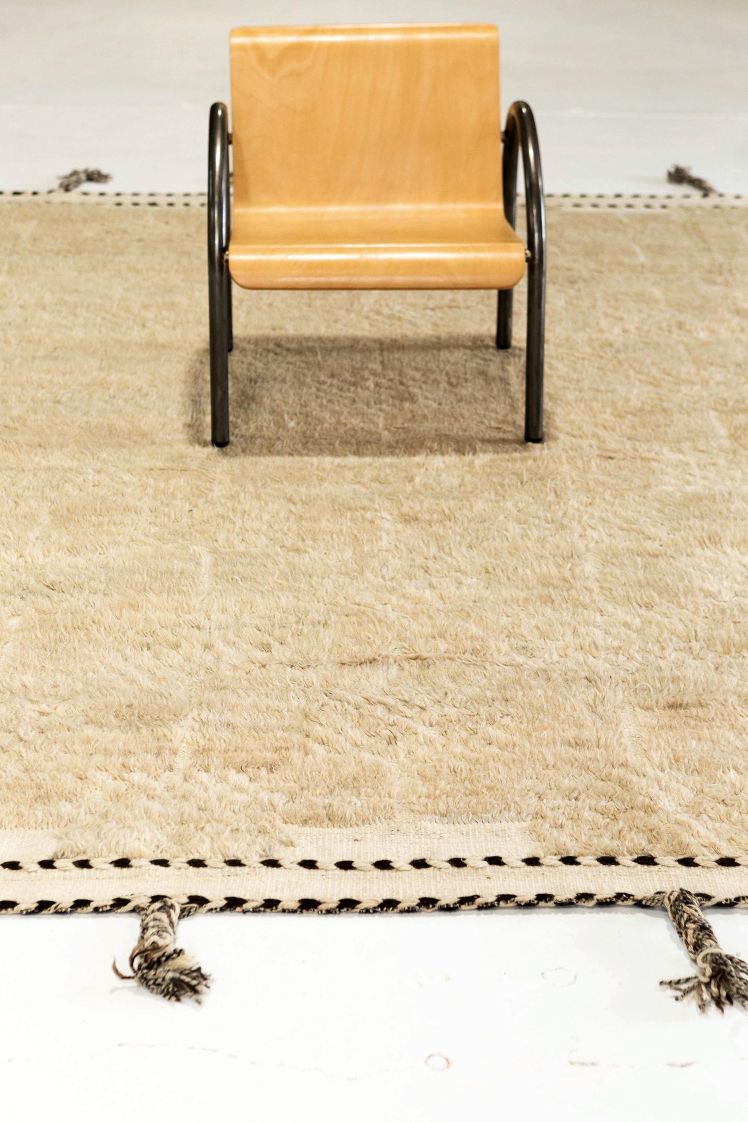 'Imlil' è tessuta a mano in lana di lusso e composta da elementi di design senza tempo con dettagli in rilievo nella perfetta tonalità di crema caramello. Haute Bohemian Collection: disegnata a Los Angeles, prende il nome dai venti che uniscono le