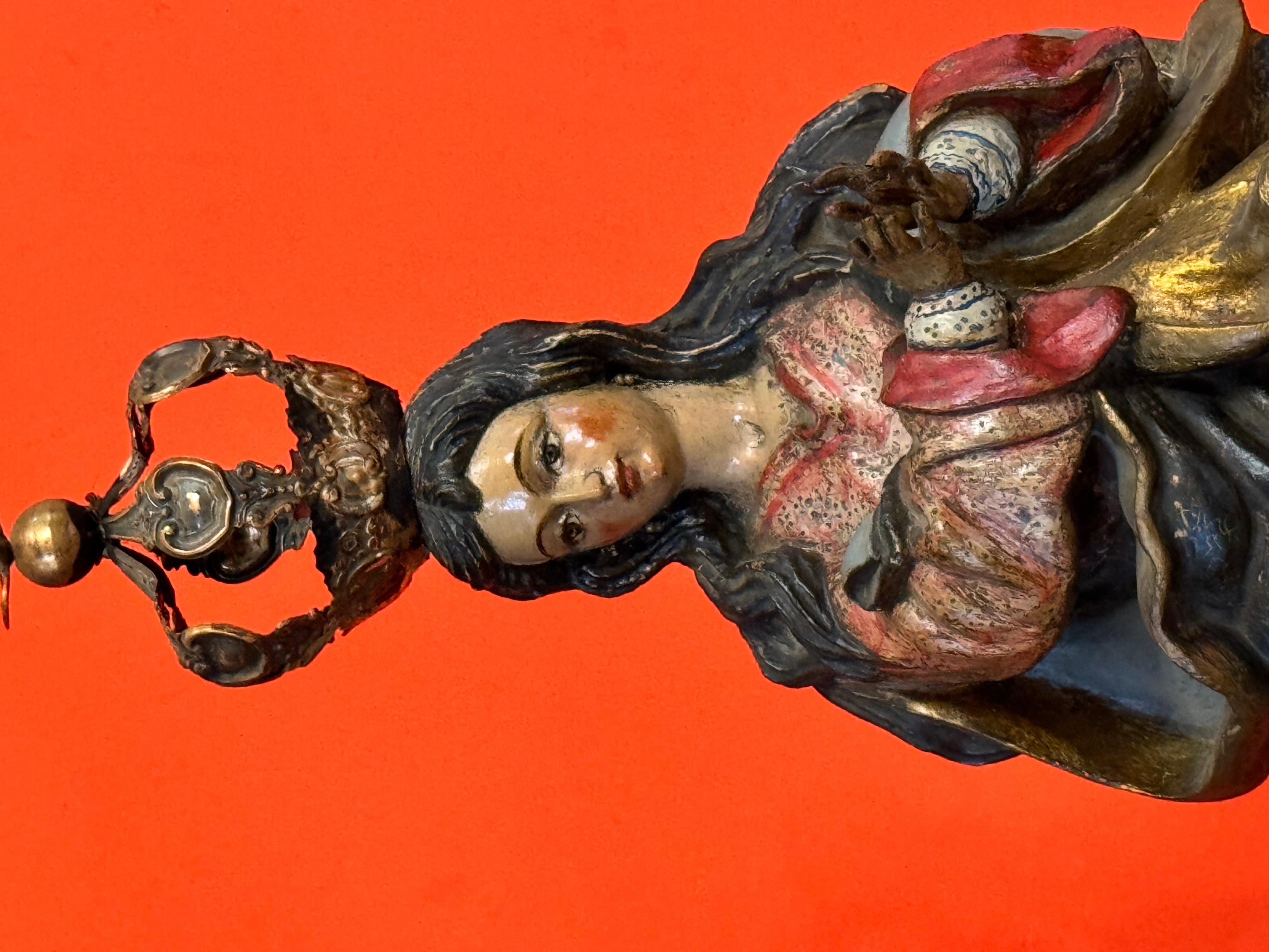 Immacolata Concezione in legno policromo con corona d'argento, Spanish School, 18° secolo in vendita 2