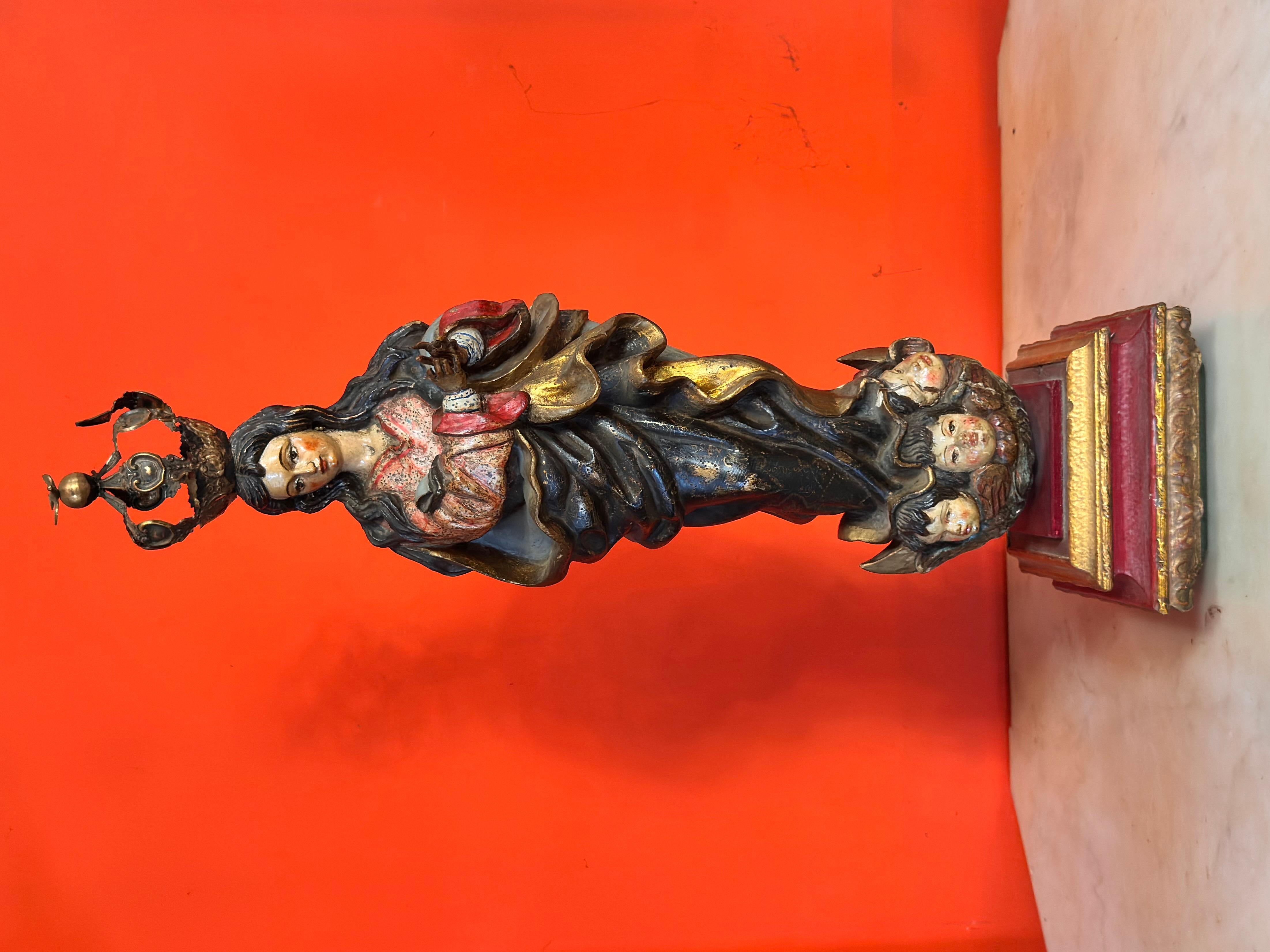 
Immacolata Concezione in legno policromo con corona d'argento, Spanish School, XVIII secolo

Questa scultura in legno policromo e dorato raffigura l'Immacolata Concezione, alta circa 60 cm con la sua corona, in piedi su nuvole ornate da teste di