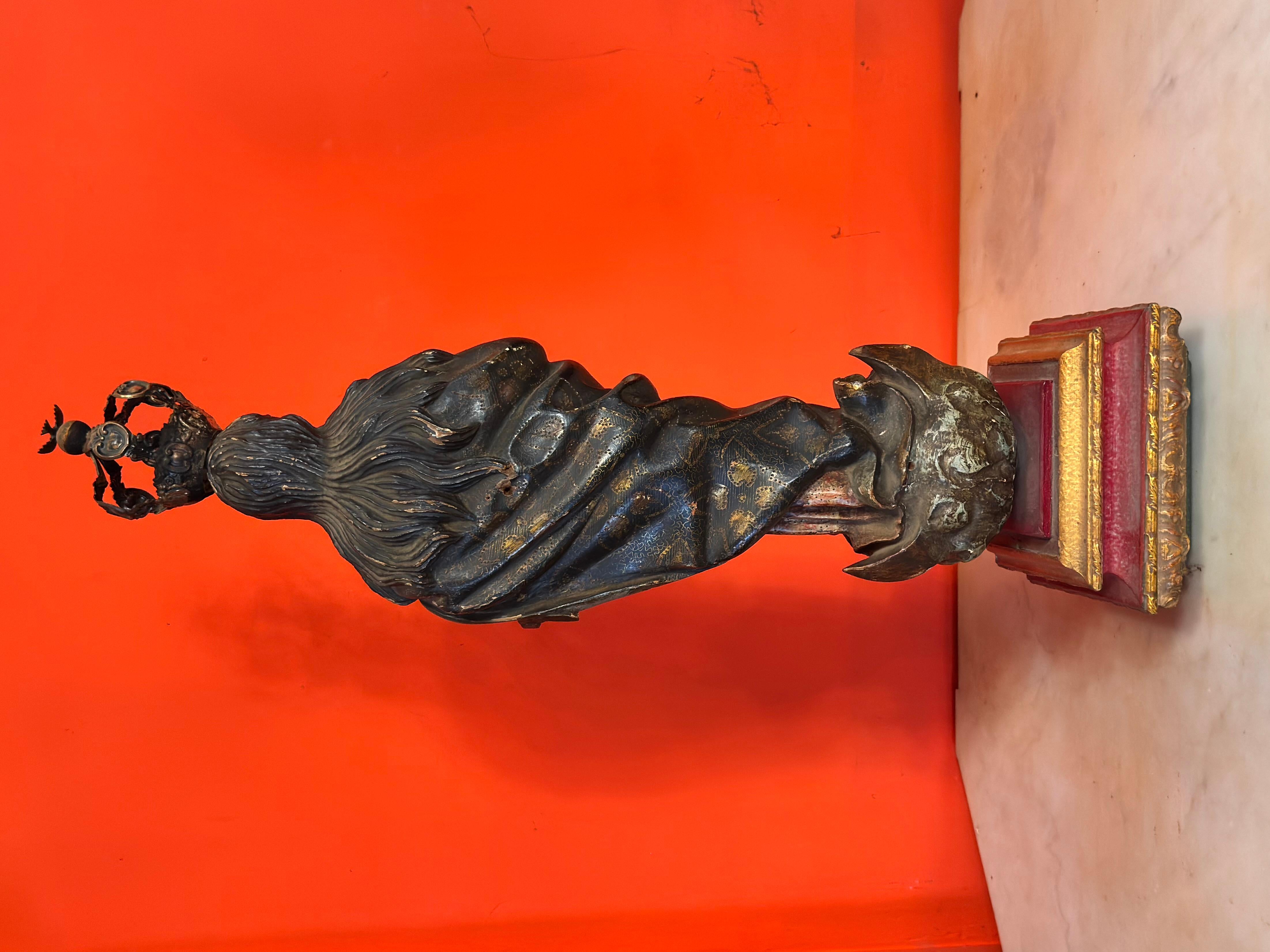 Fatto a mano Immacolata Concezione in legno policromo con corona d'argento, Spanish School, 18° secolo in vendita