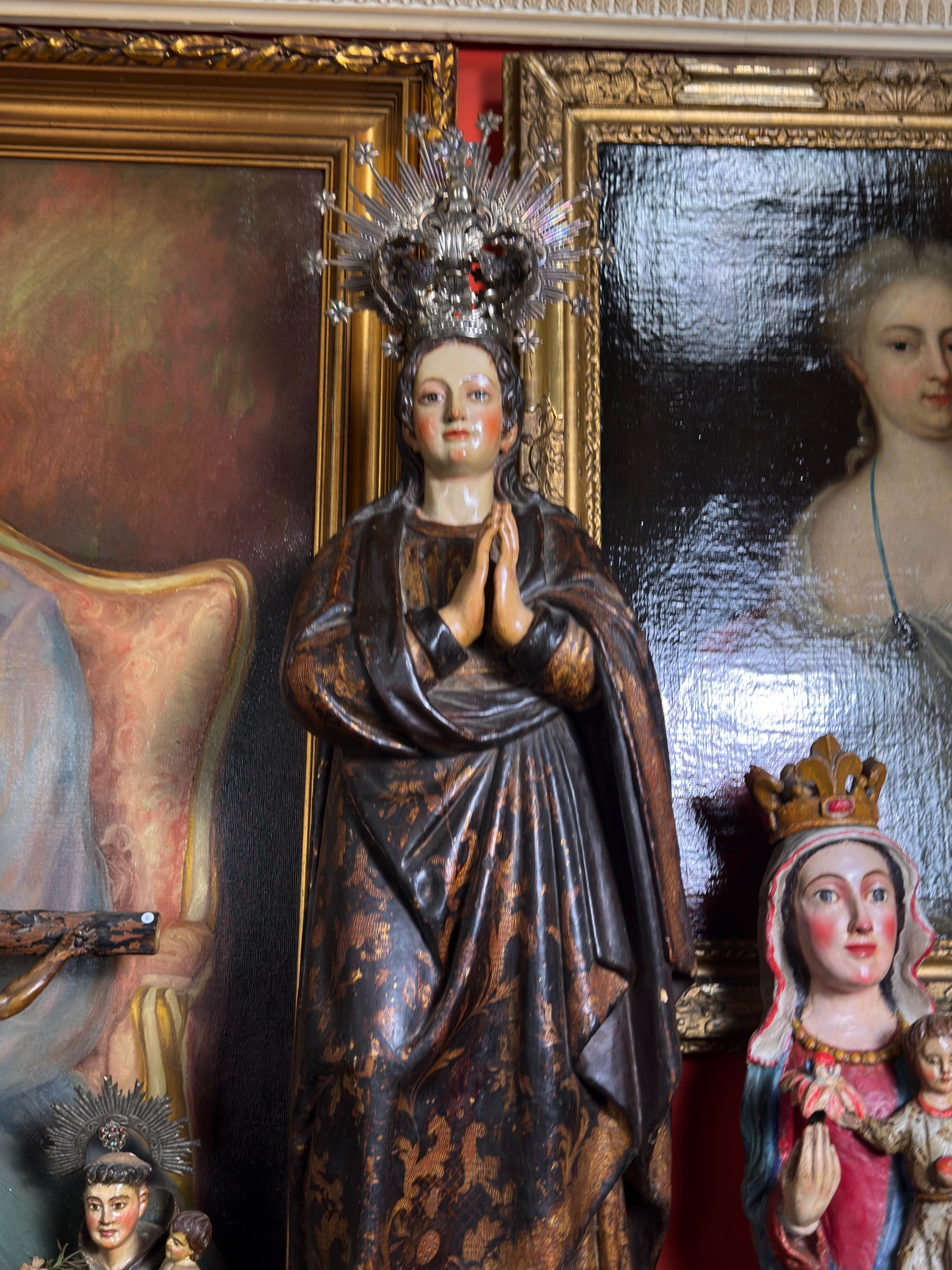 Immaculée Conception en bois polychrome et doré avec couronne en argent péruvien, école espagnole, XVIIIe siècle

Magnifique sculpture baroque de l'Immaculée Conception, réalisée en bois sculpté, polychrome et doré, attribuée à l'école espagnole du