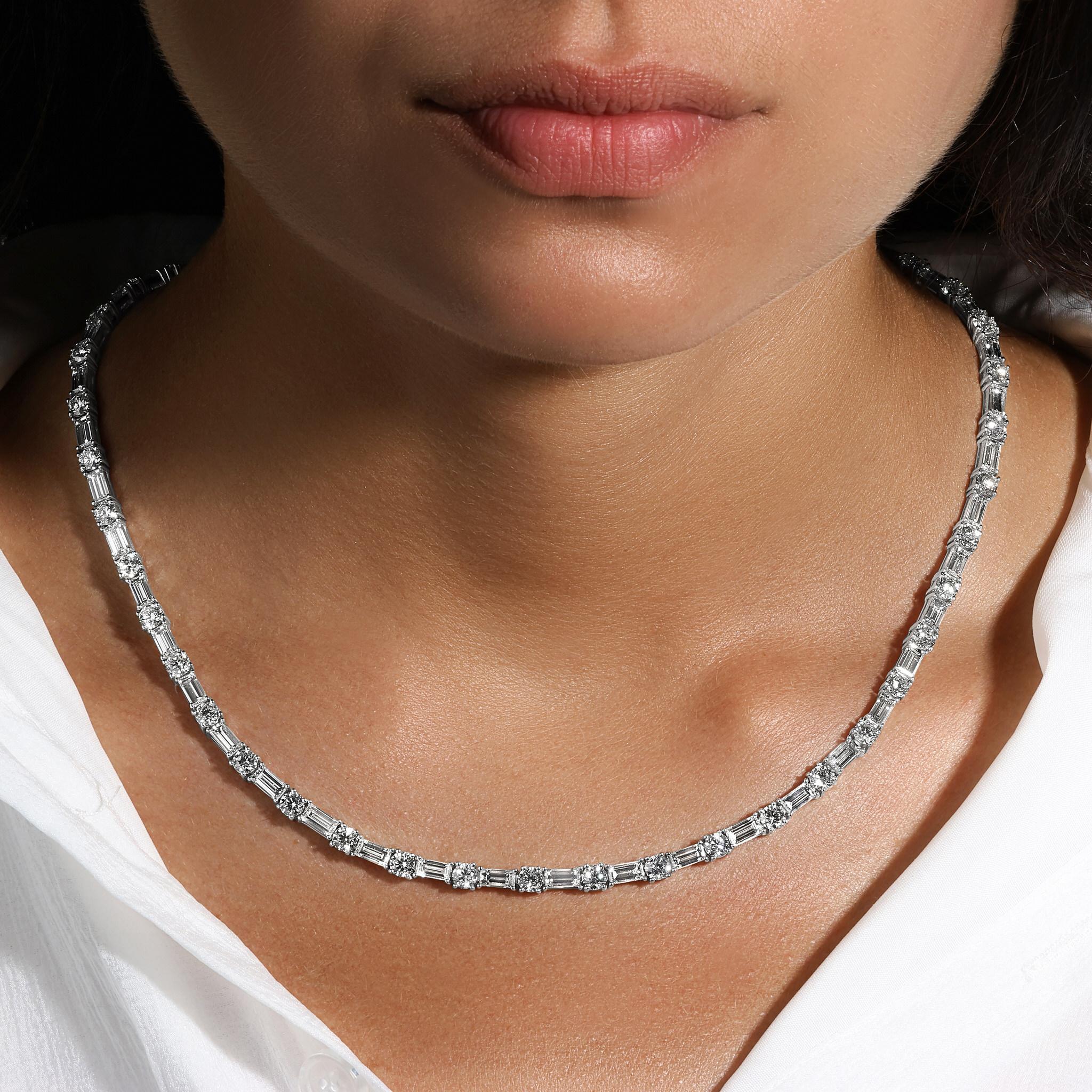 Il est accompagné d'une évaluation gemmologique par la GIA (GG/AJP).
Toutes les pierres précieuses sont naturelles
45 diamants taille baguette = 14,18 carats
45 diamants taille ronde = 12,38 carats
Métal : Or blanc 18K