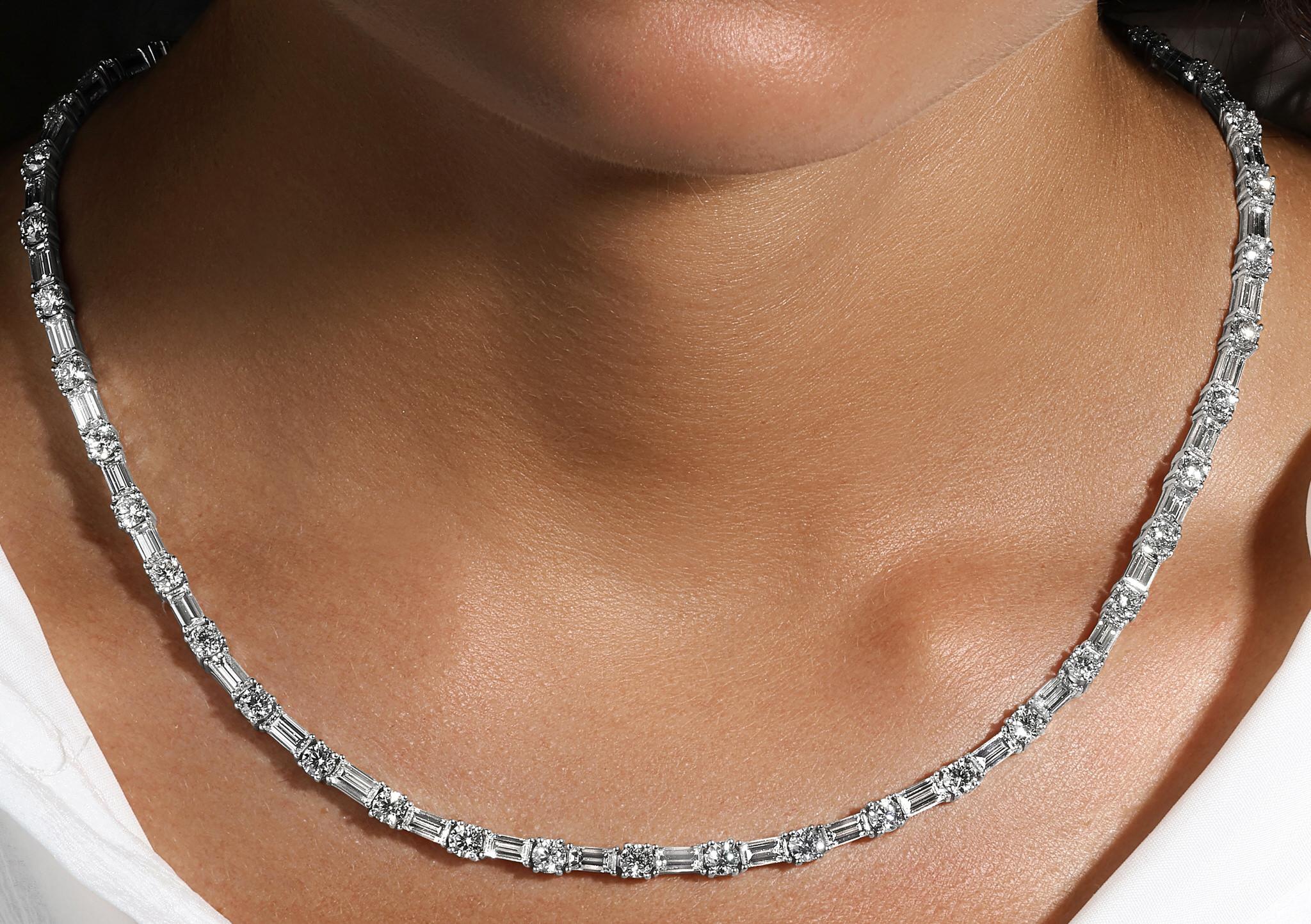 Contemporain Collier en or blanc 18 carats avec diamants immaculés taille baguette et ronde de 26,5 carats en vente