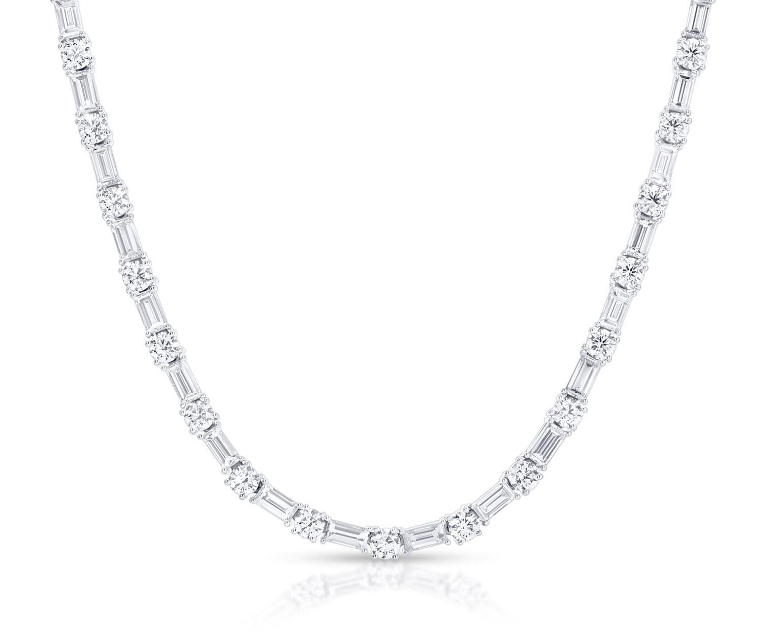 Taille mixte Collier en or blanc 18 carats avec diamants immaculés taille baguette et ronde de 26,5 carats en vente