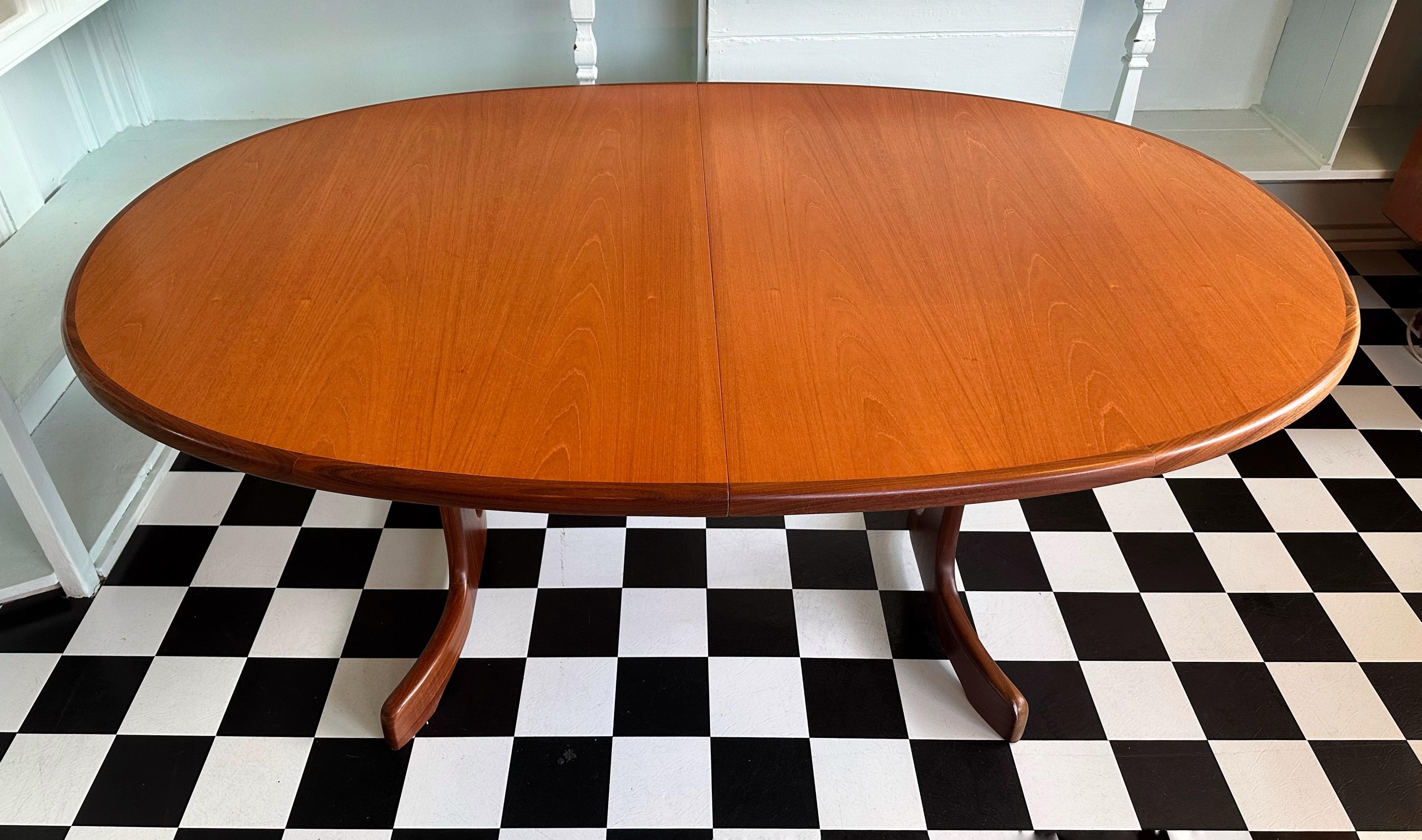 Immaculate Mid-Century G Plan Fresco Teak Oval Extending Dining Table In Good Condition For Sale In London, GB