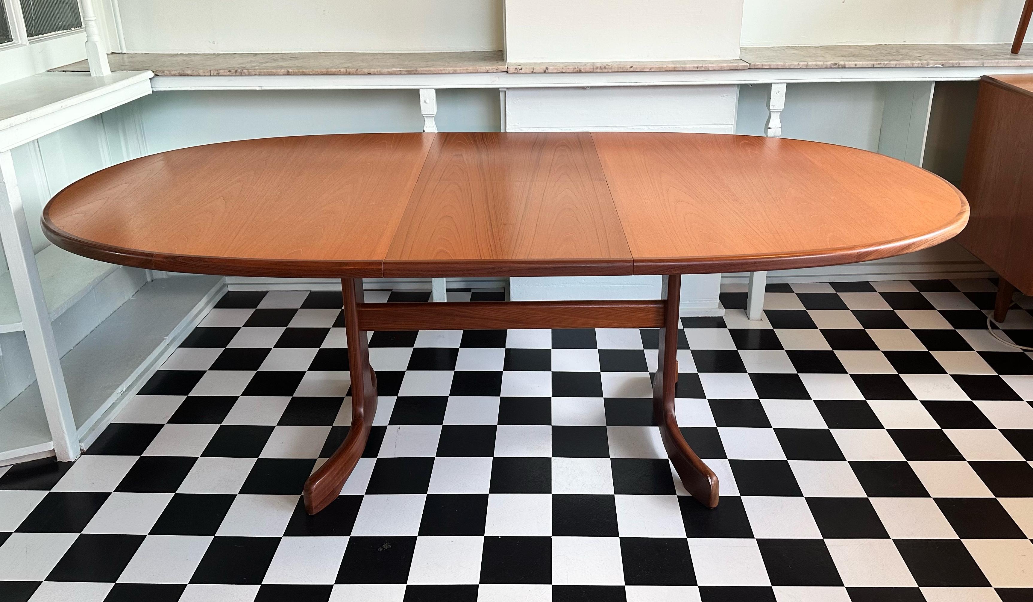 20ième siècle Immaculée Table de salle à manger ovale en teck G-Plan du milieu du siècle en vente