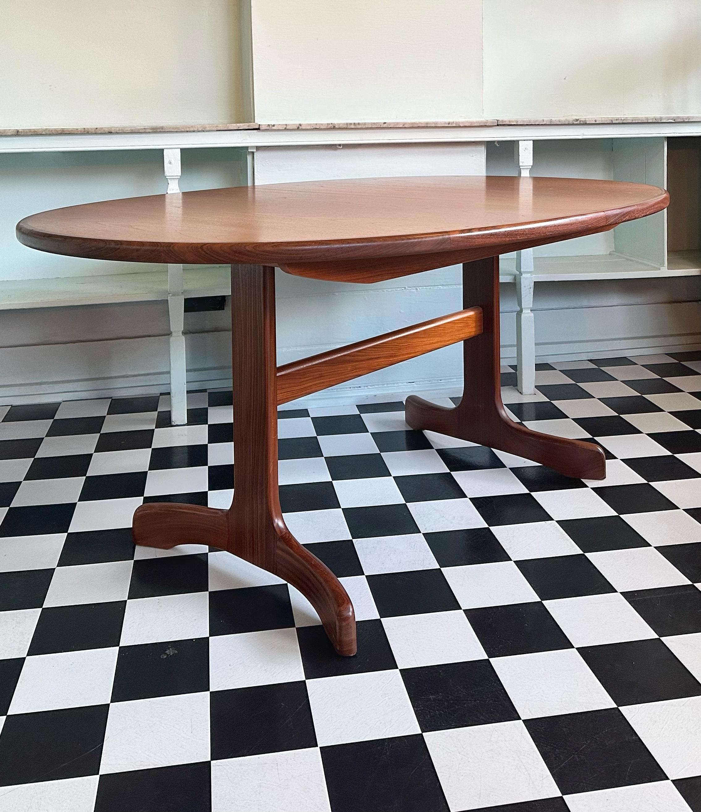 Immaculate Mid-Century G Plan Fresco Teak Oval Extending Dining Table For Sale 1