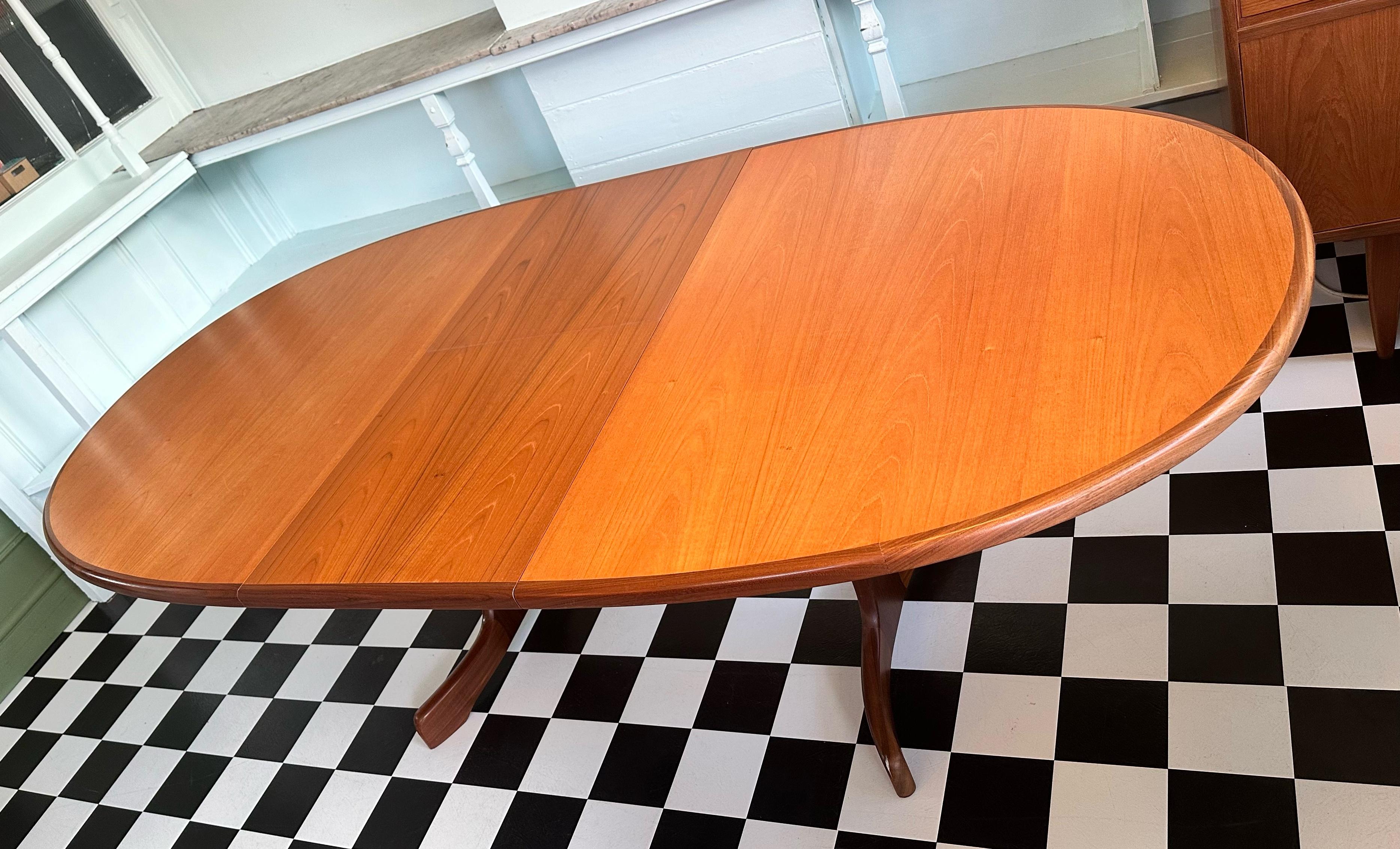 Immaculée Table de salle à manger ovale en teck G-Plan du milieu du siècle en vente 1