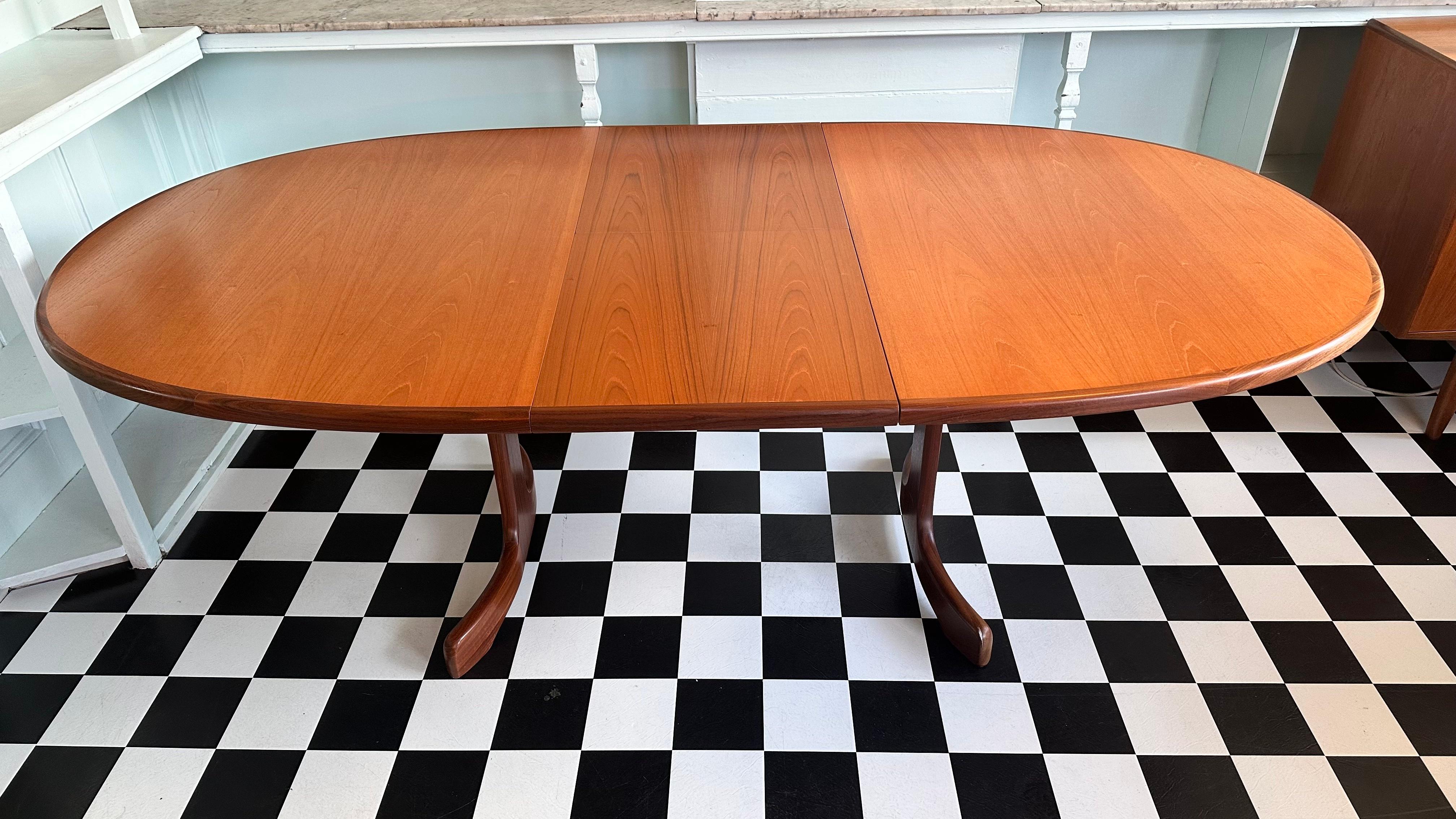 Immaculée Table de salle à manger ovale en teck G-Plan du milieu du siècle en vente 2