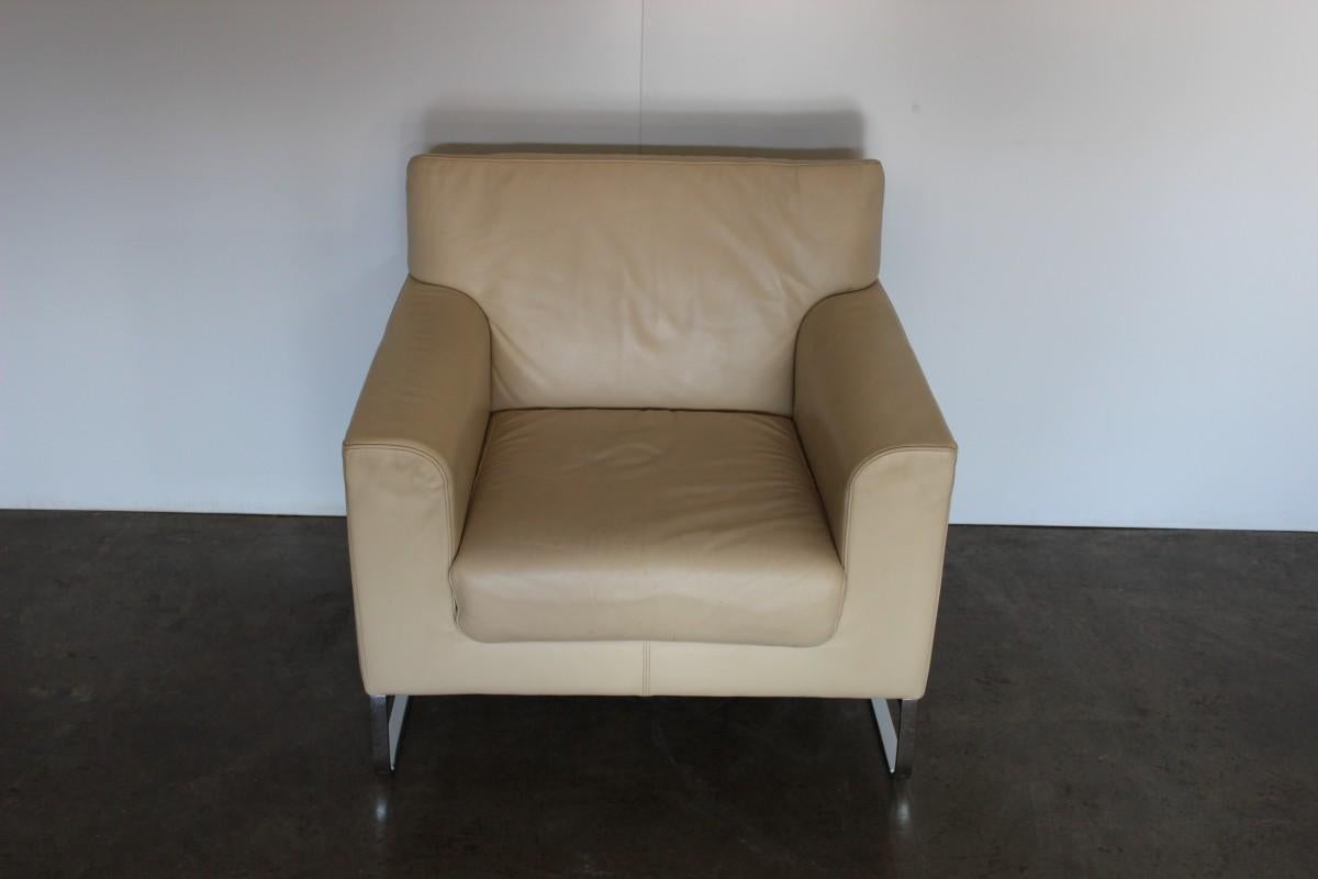 On offer on this occasion is a rare, “Morgan 465” Armchair, from the world renown German furniture house of Walter Knoll, dressed in a sublime matt Cream leather, and with Polished-Chrome Steel framework.
As you will no doubt be aware by your