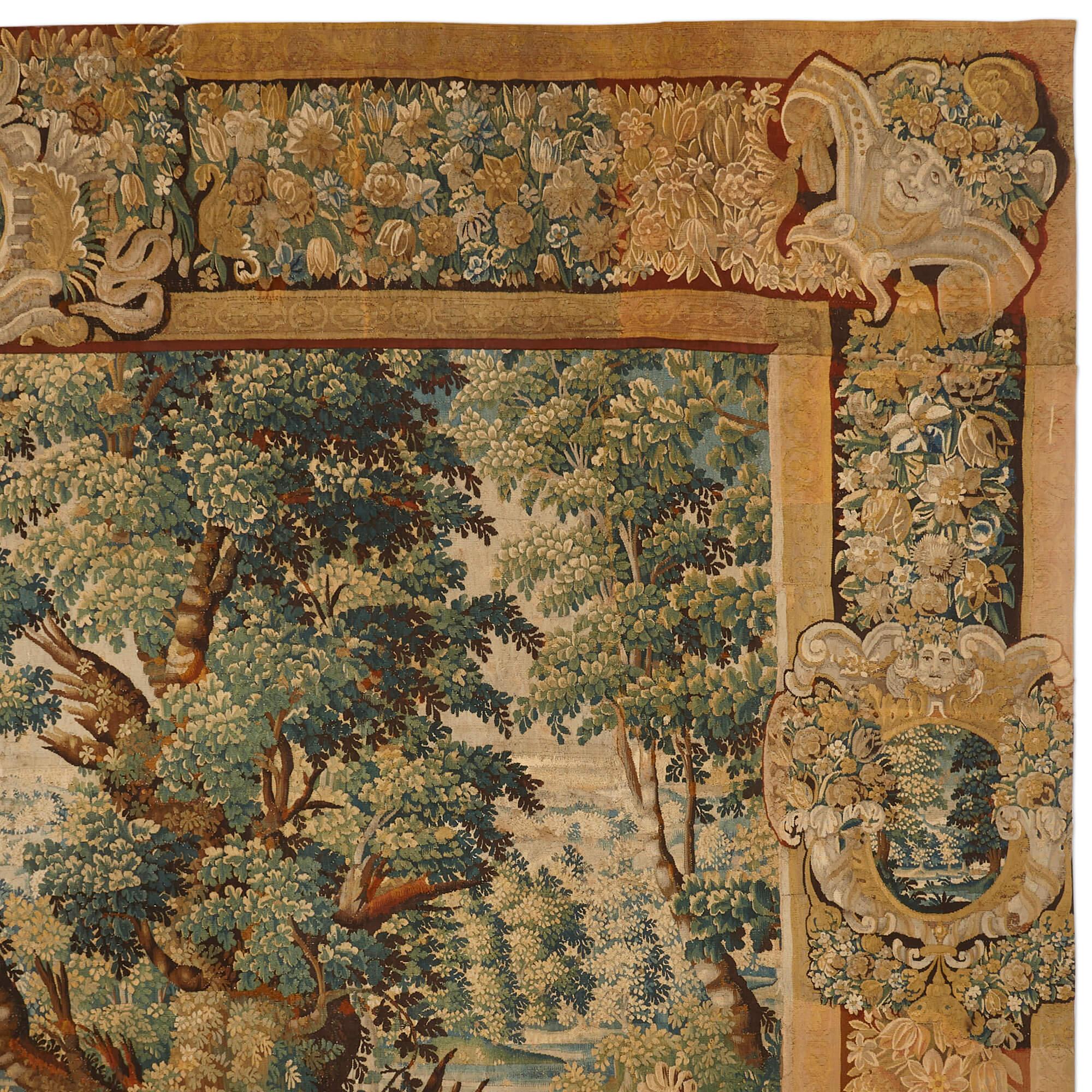 Immense tapisserie flamande en verdure de laine du 17ème siècle
Flamand, 17e siècle
Hauteur 323 cm, largeur 424 cm

Cette très grande et exquise tapisserie a été réalisée en laine dans les Flandres au cours du XVIIe siècle, selon la tradition des