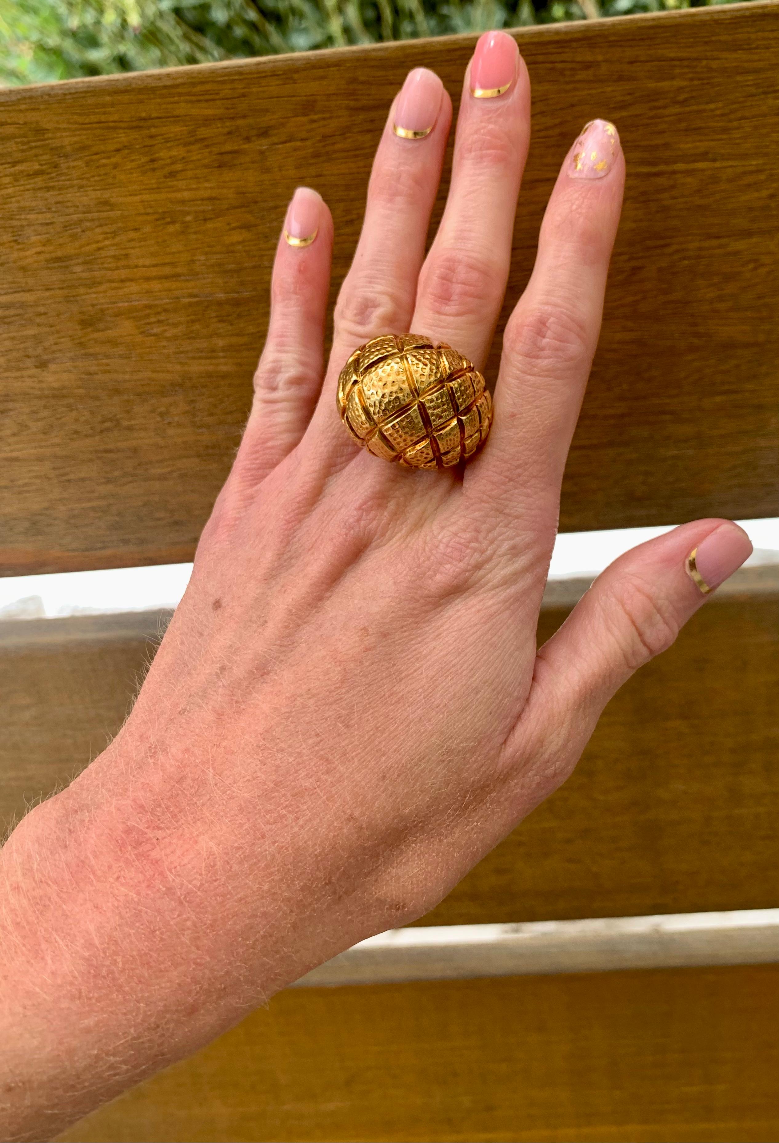 Immense 22K Yellow Gold Dome Ring, circa 1960s For Sale 2