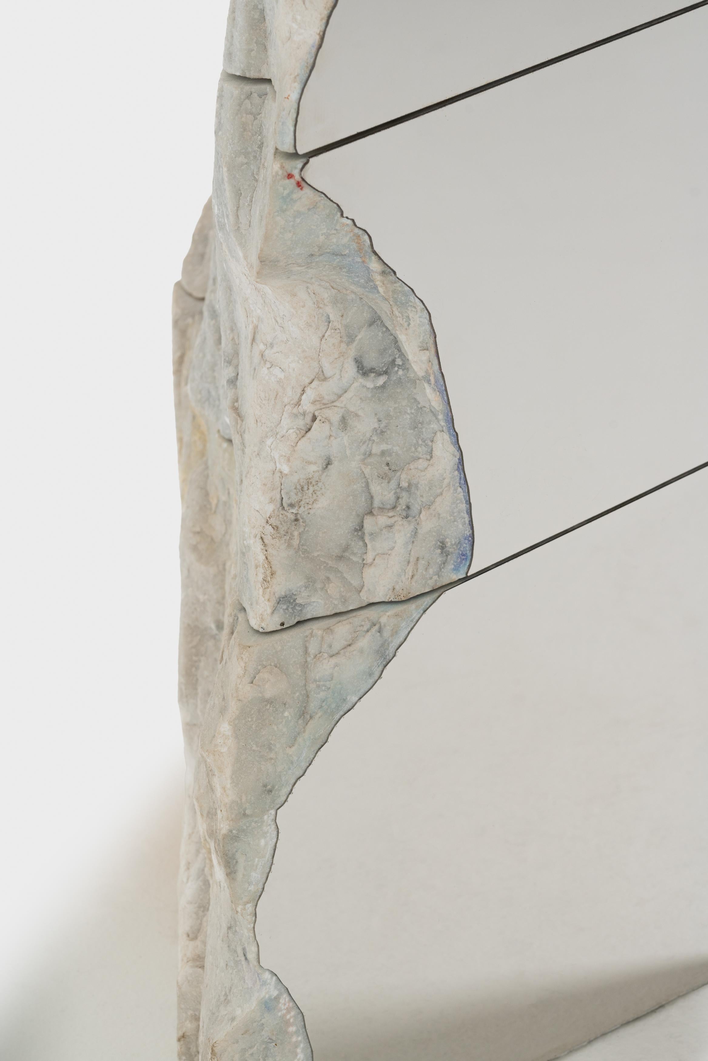 Il processo di Gambi è guidato prima dal caso e dall'intuizione e poi dalla precisione e dall'abilità. An. Stone ha trovato il marmo utilizzato nella collezione visitando i cantieri di Carrara alla ricerca di forme suggestive non tagliate. Ha poi