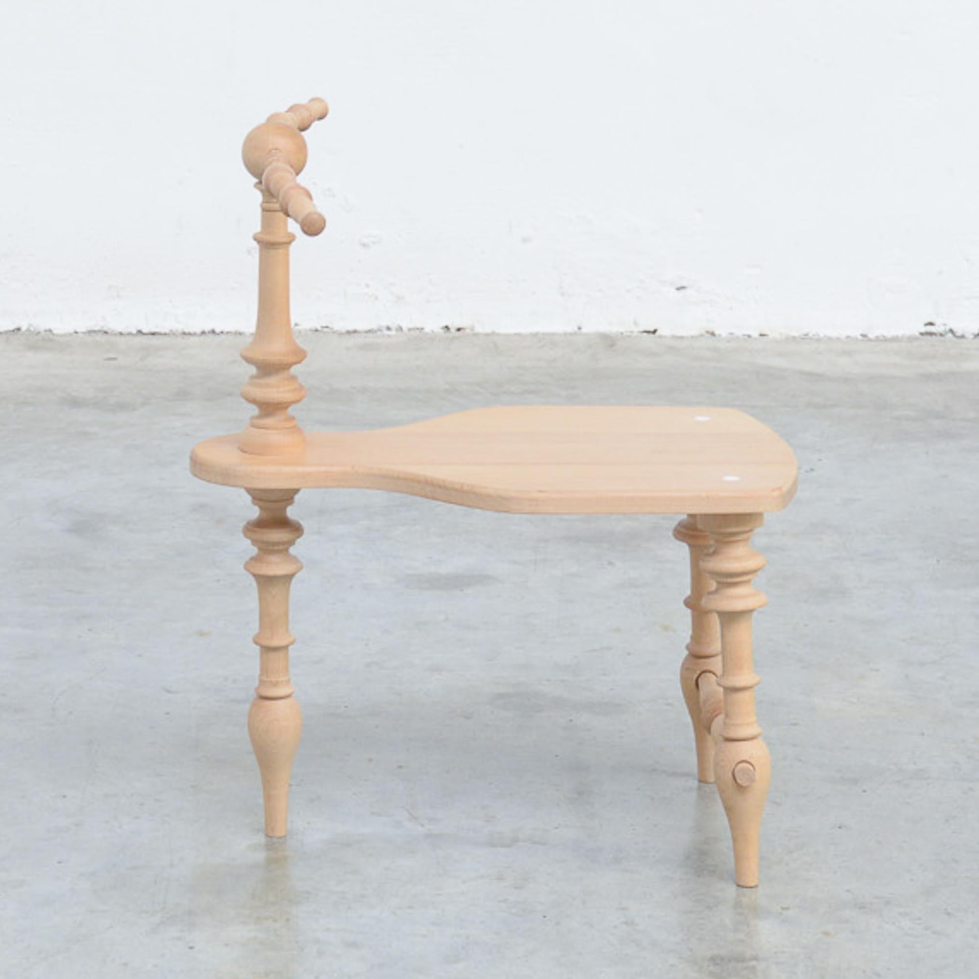 Cette table d'appoint est fabriquée en bois de chêne. C'est une pièce fragile dont il faut prendre soin.
Il s'agit d'une pièce unique, signée par l'artiste.
       