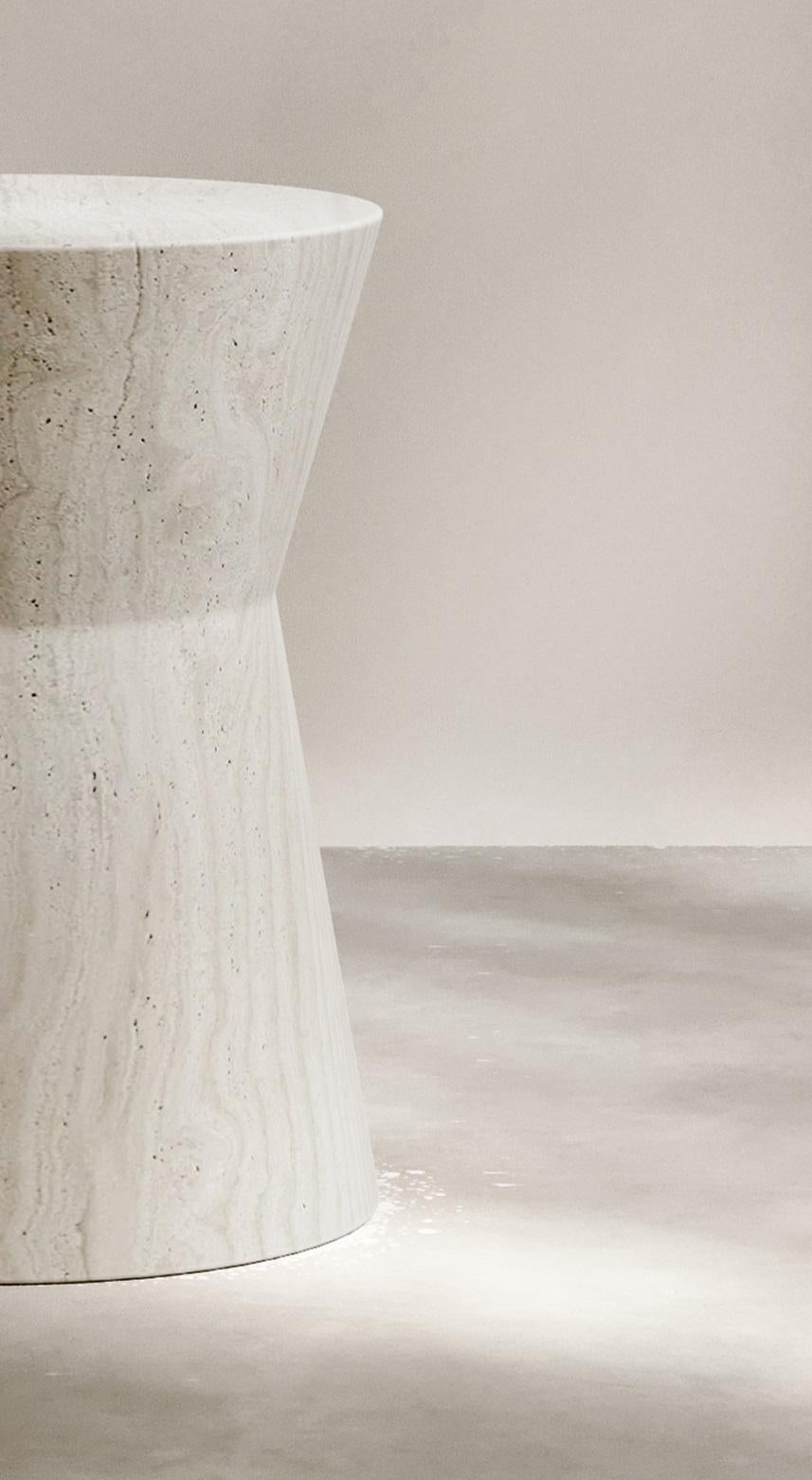 Moderne Guéridon Immortelle en travertin Navona adouci et sculpté à la main par Paloma Editions en vente
