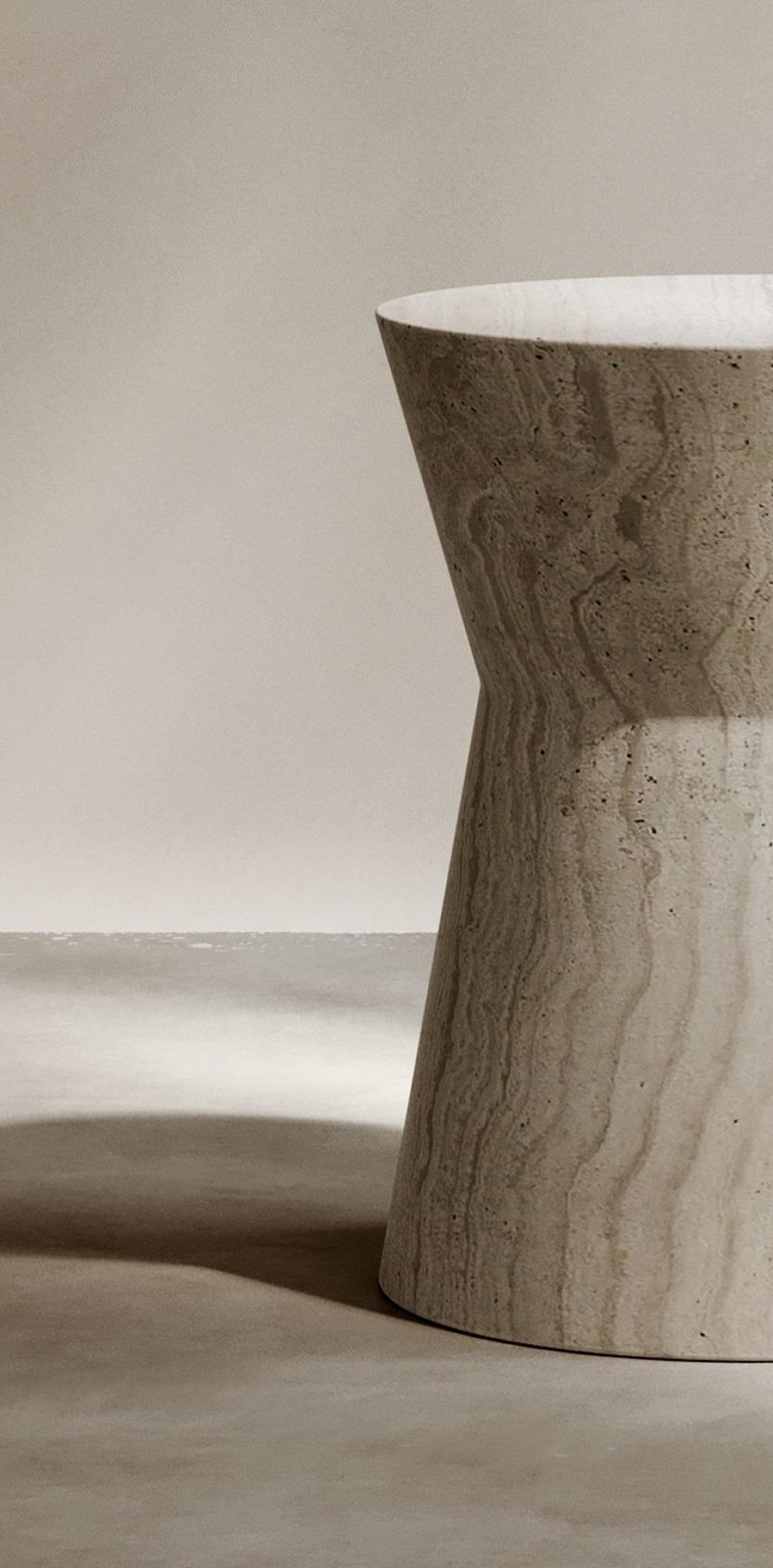 italien Guéridon Immortelle en travertin Navona adouci et sculpt�é à la main par Paloma Editions en vente