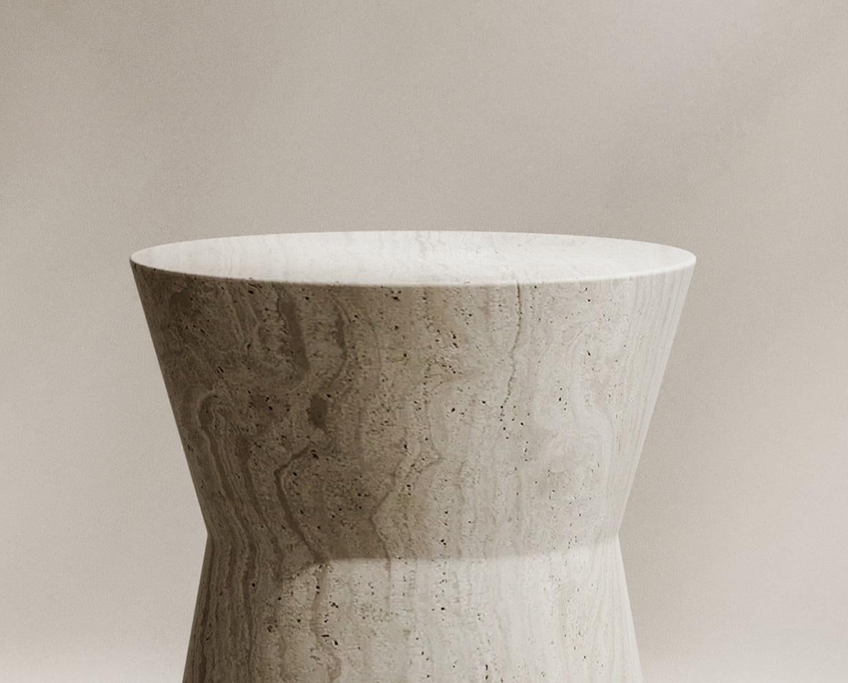 Autre Guéridon Immortelle en travertin Navona adouci et sculpté à la main par Paloma Editions en vente