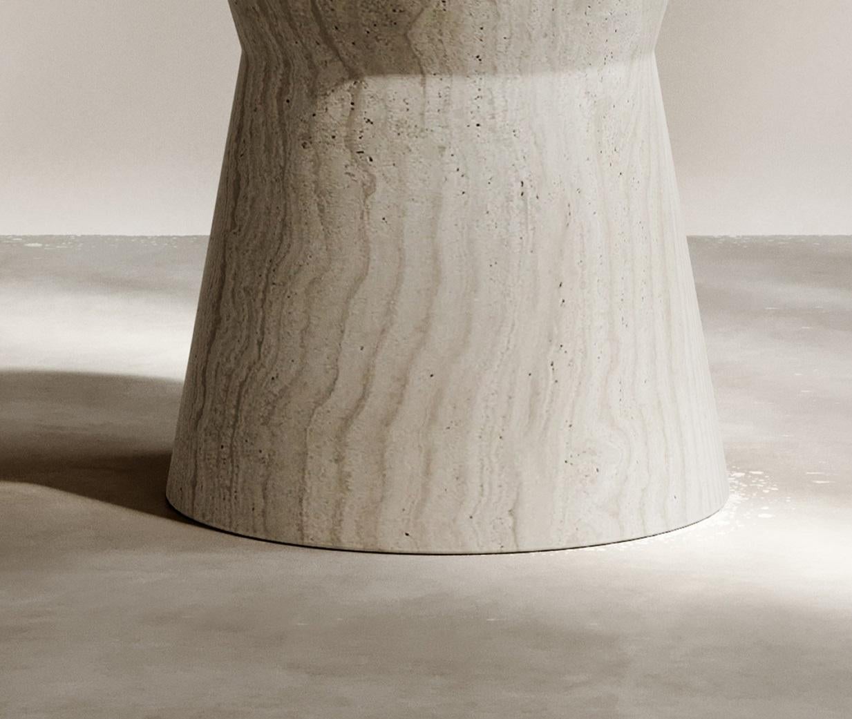 Guéridon Immortelle en travertin Navona adouci et sculpté à la main par Paloma Editions Neuf - En vente à Geneve, CH