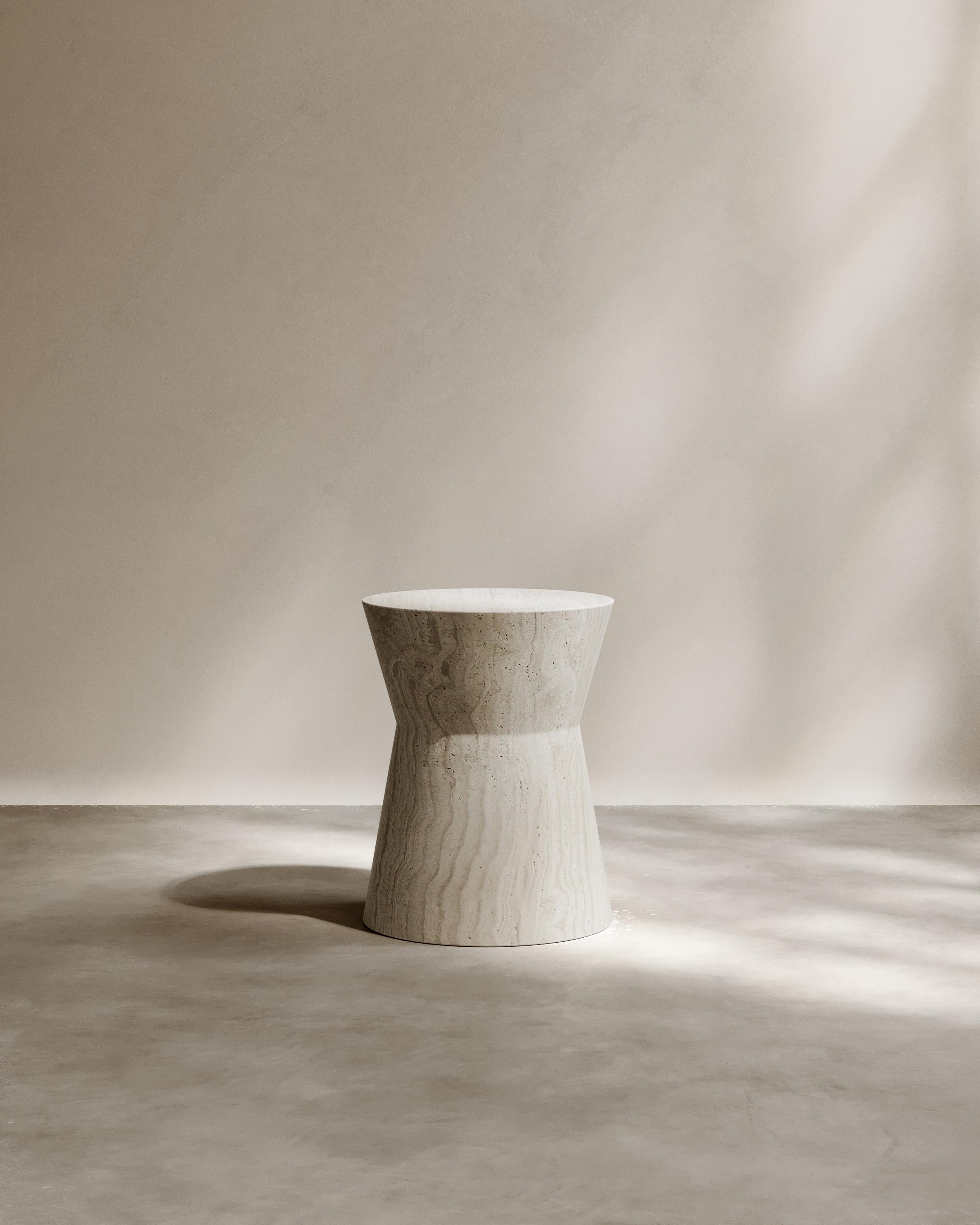 XXIe siècle et contemporain Guéridon Immortelle en travertin Navona adouci et sculpté à la main par Paloma Editions en vente