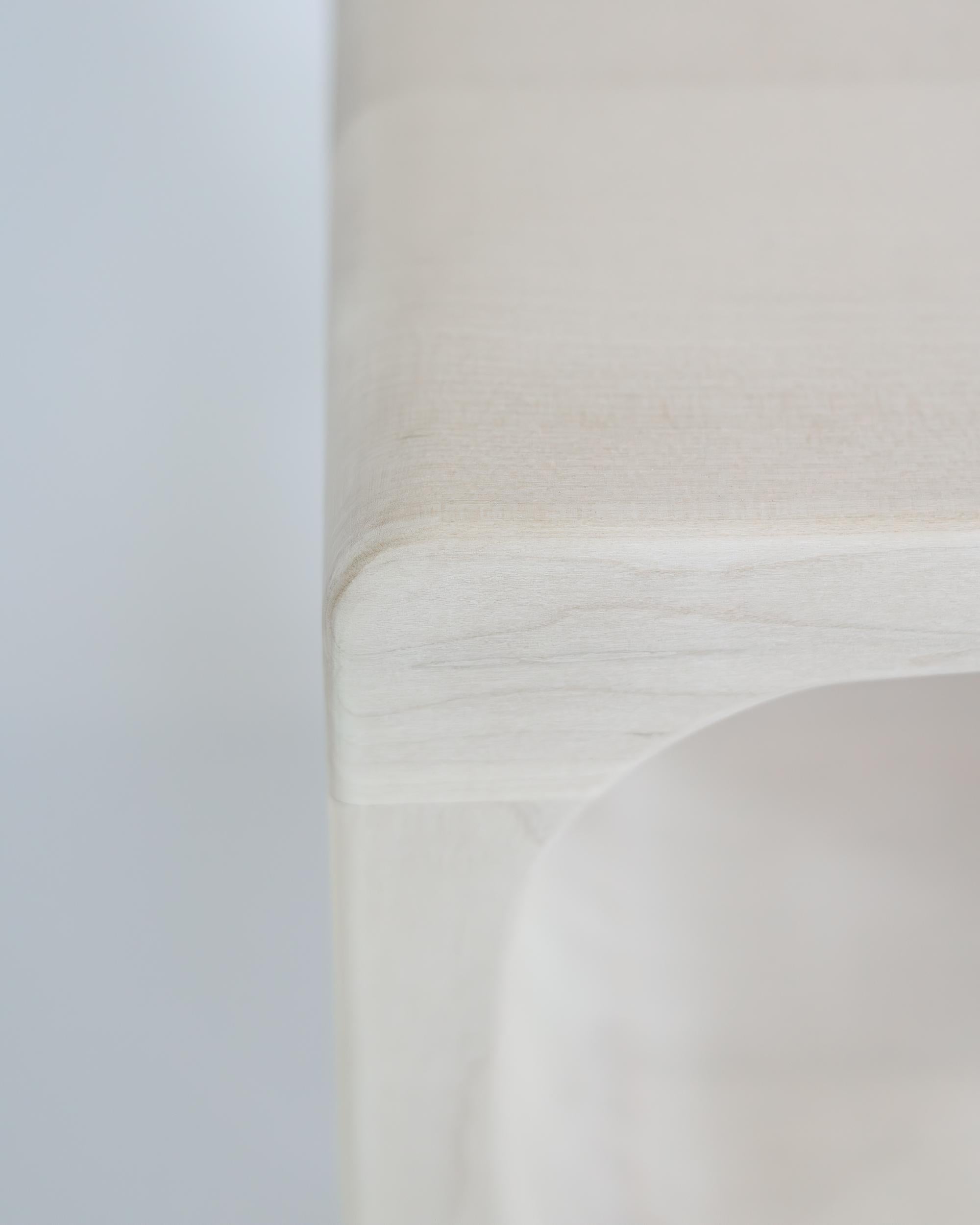 Table d'appoint sculptée - Érable blanchi en vente 1