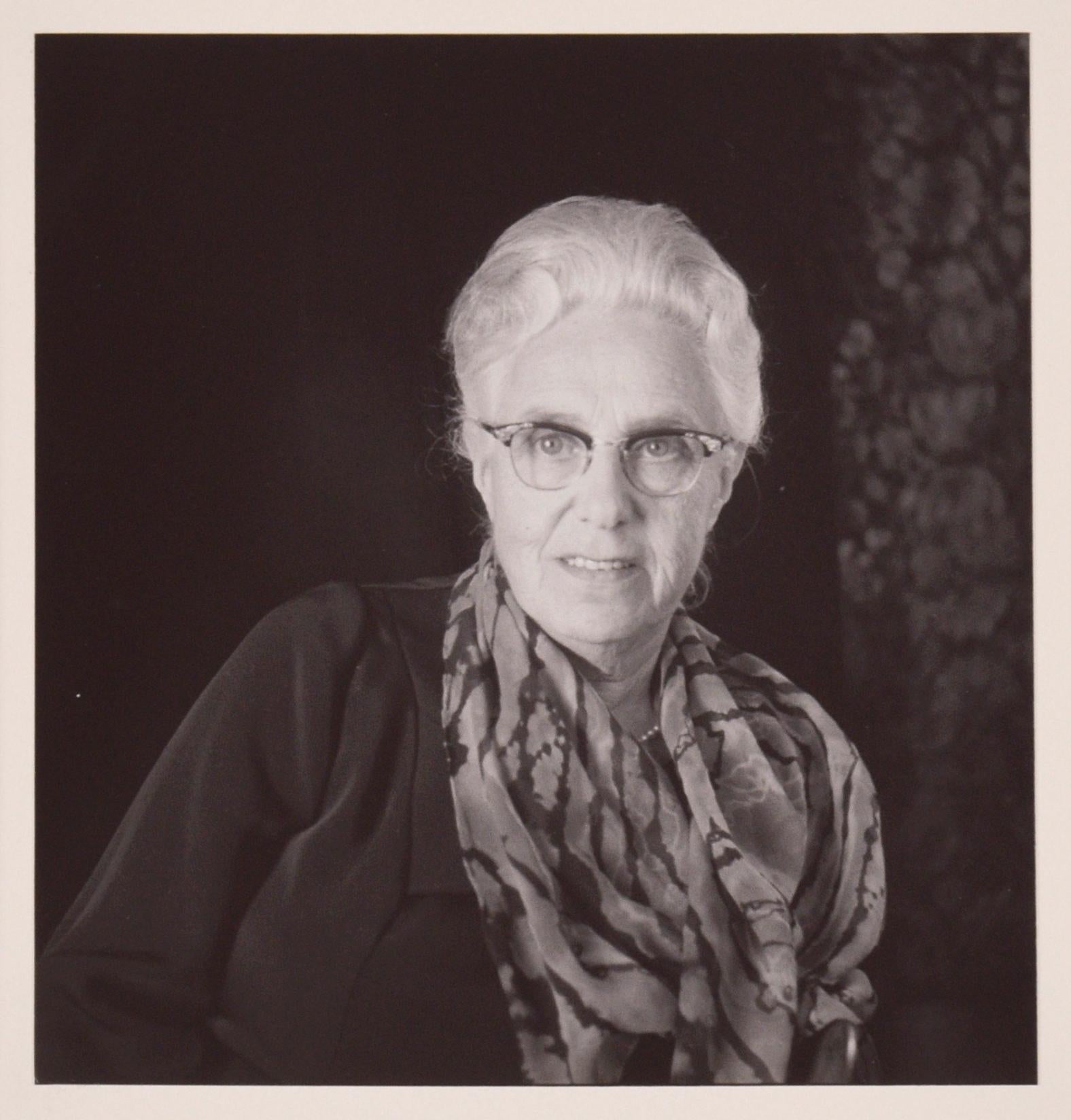 Schwarz-Weißes Porträt einer älteren Frau – Photograph von Imogen Cunningham