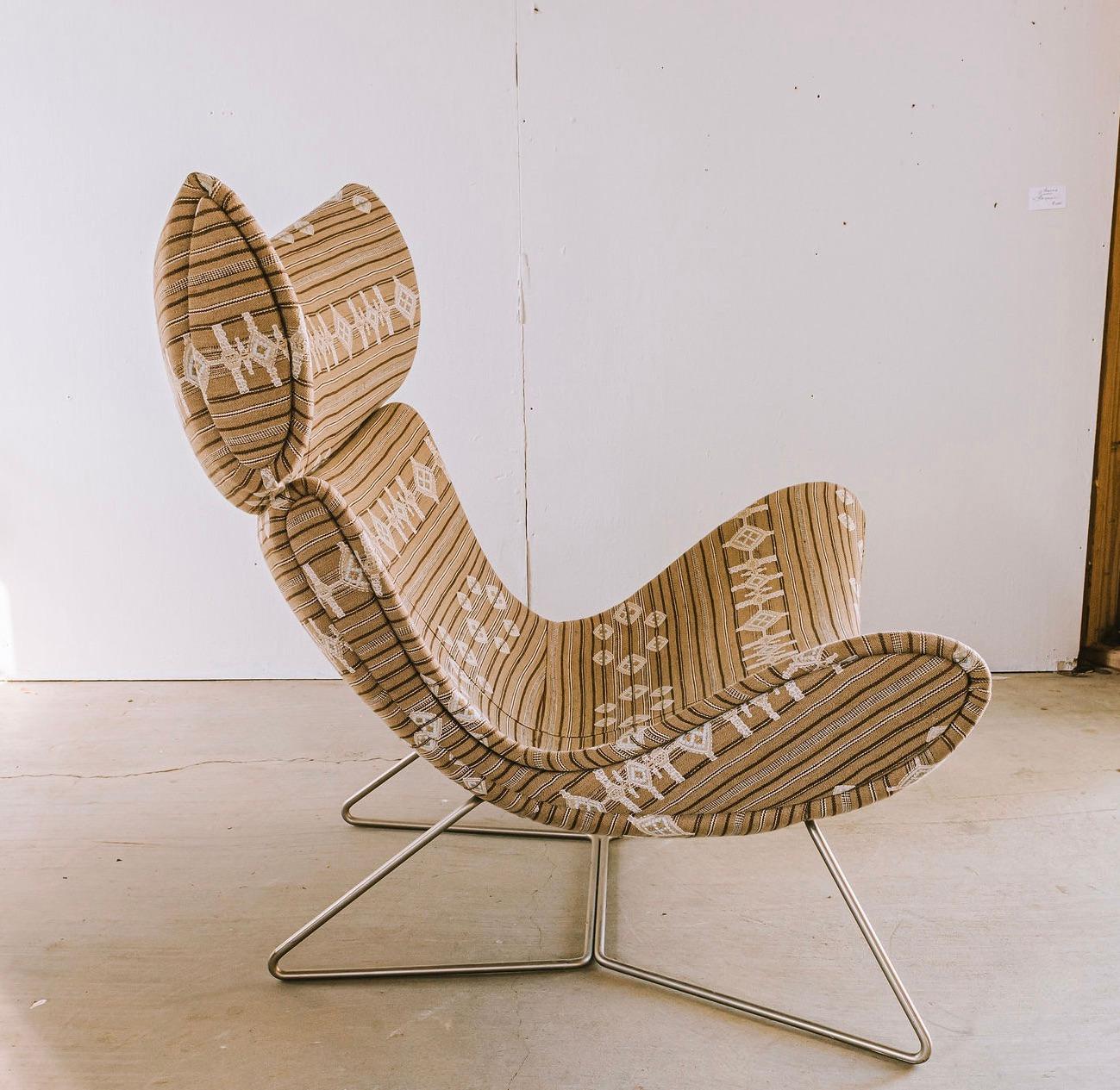 Silla danesa de mediados de siglo a postmodernismo diseñada por Henrik Pedersen.  Este estilo recuerda a las sillas modernas italianas de mediados de siglo, pero tiene su propia escala e importancia.  Las patas son de acero y pequeñas y la silla es