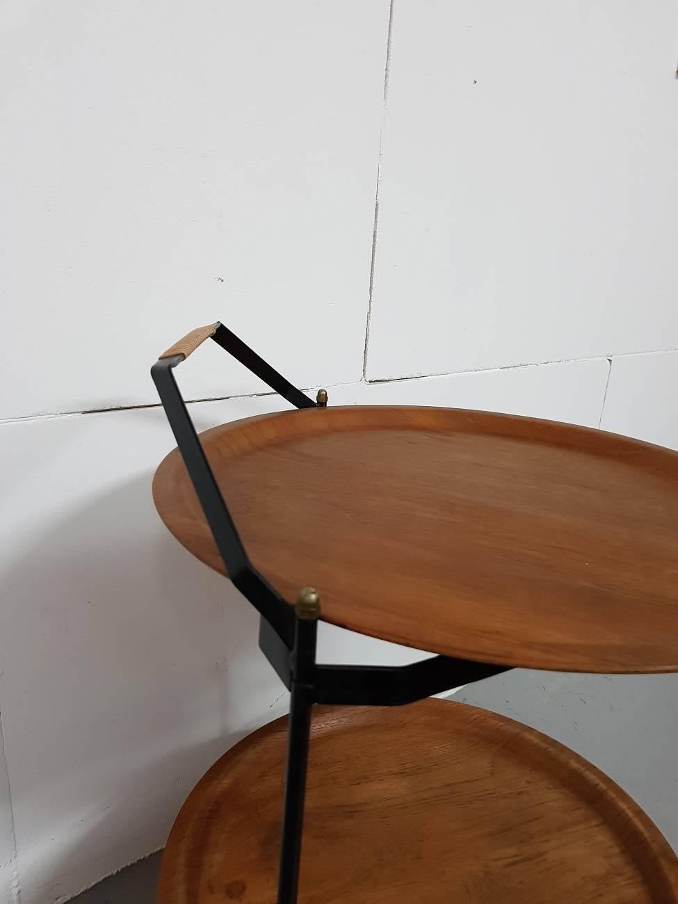 This Impala serving trolley was made in Sweden by Åry Fanérprodukter Nybro during the 1950s. It features two removable trays made from teak and black metal.

The measurements are,
Depth 43 cm/ 17 inch.
Width 43 cm/ 17 inch.
Height 63.5 cm/ 25