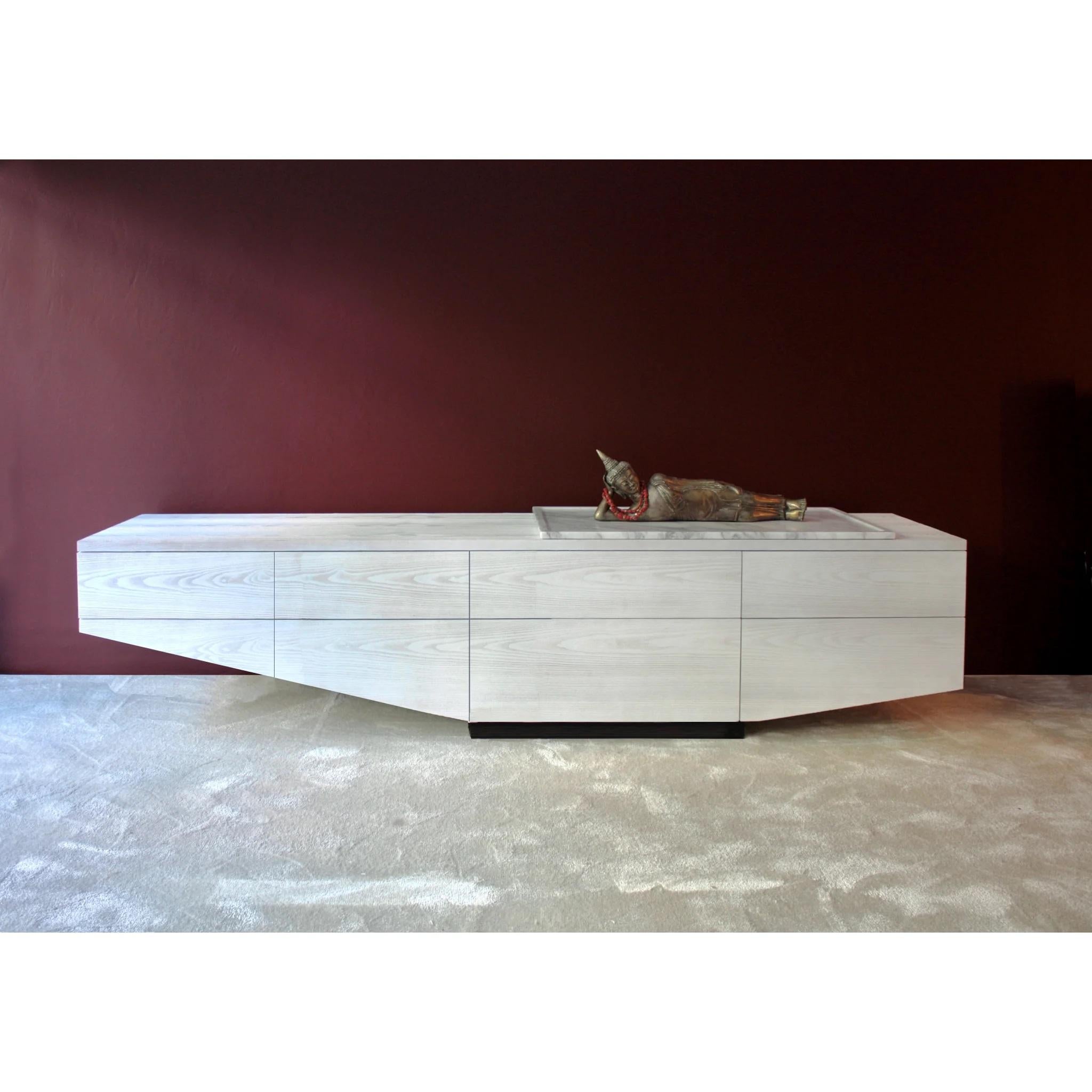 Impavido 240 Armadio in larice sabbiato bianco e rovere grigio di Casa Casati 
Dimensioni: D 54 x L 240 x H 140 cm. 
Materiali: MDF impiallacciato, larice, quercia e marmo.

Disponibile in diversi materiali e dimensioni. Contattateci.

Una potente