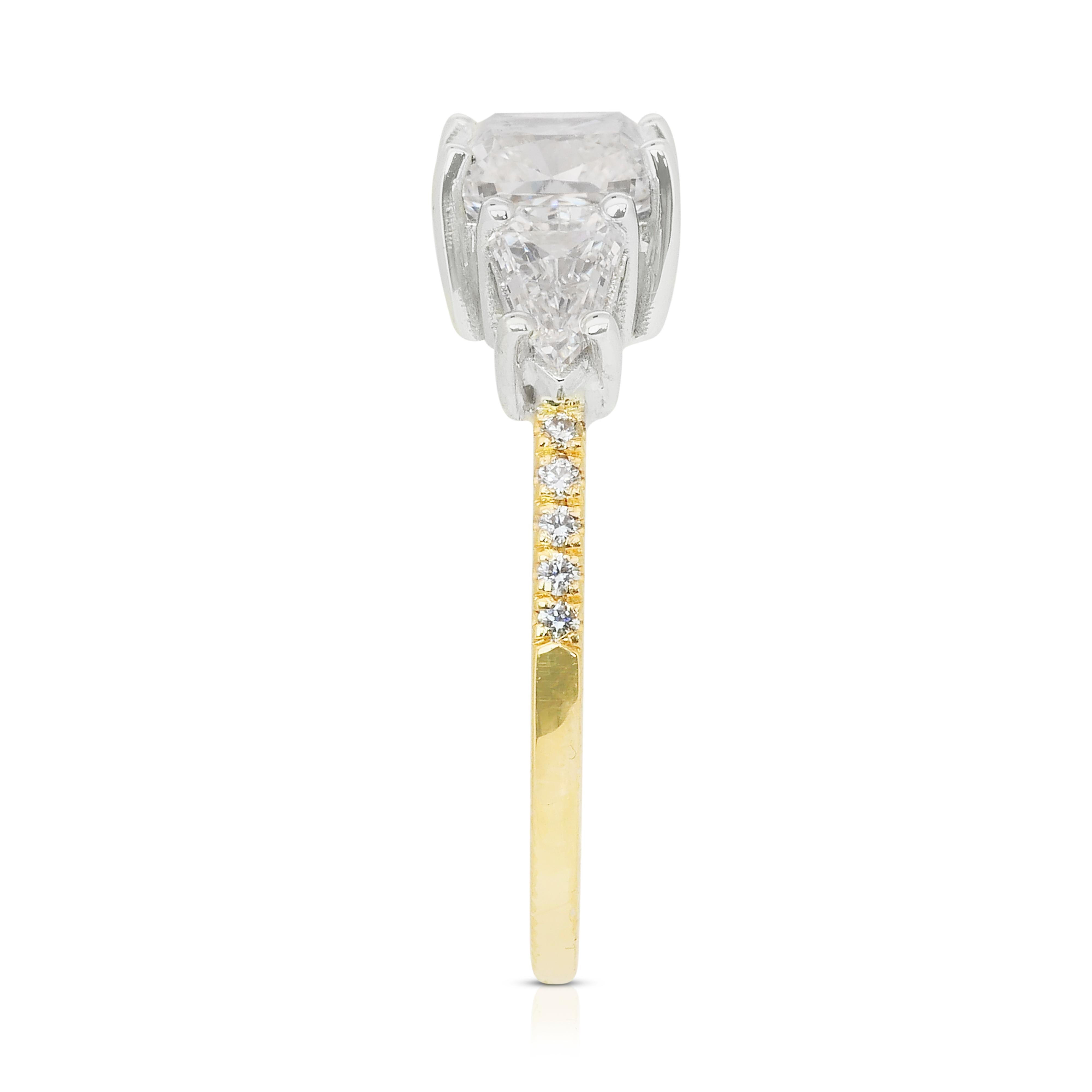 Impeccable 2.16ct Diamonds 3-Stone Ring in 18k Yellow & White Gold For Sale 2